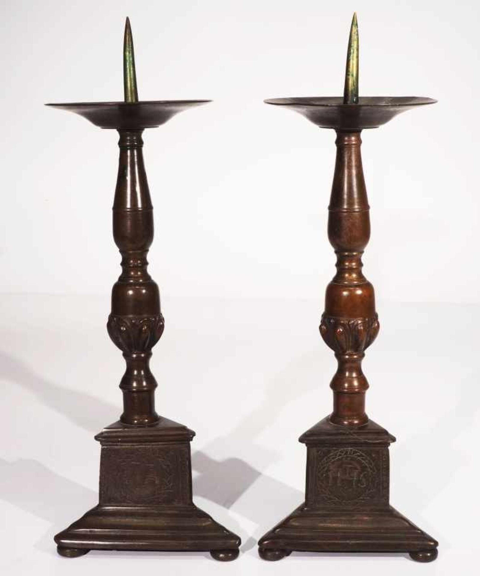 Paar Kerzenleuchter mit langem Dorn, 19. Jahrhundert. Bronze, dreipassiger Stand allseits mit