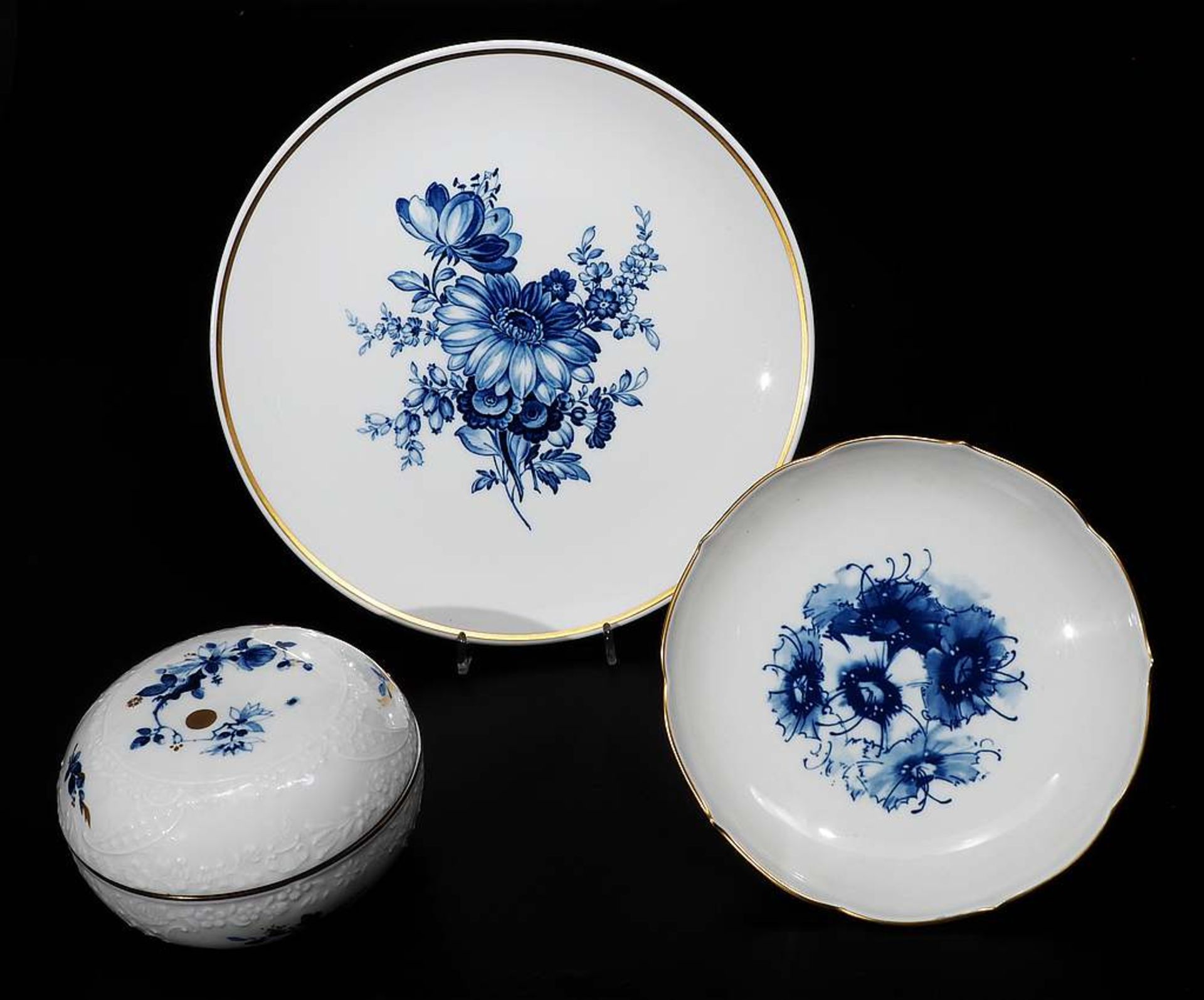 Drei Teile Konvolut, MEISSEN nach 1934, 1. Wahl. 1) Wandteller, Dekor "Blaue Blume", Gold gerandet, - Bild 3 aus 7