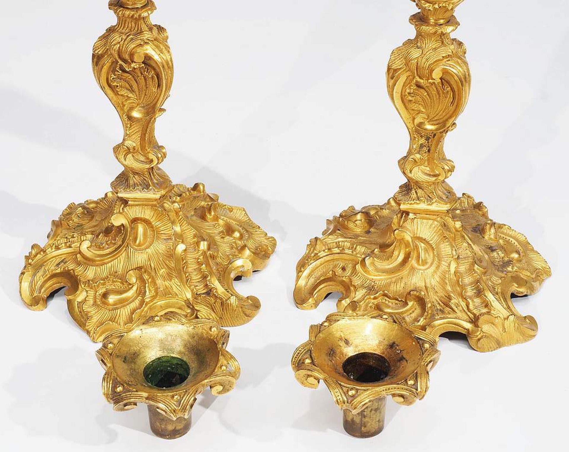 Leuchterpaar, einflammig. 19. Jahrhundert. Barockstil, Bronze feuervergoldet. Mehrfach gegliederte - Bild 3 aus 4