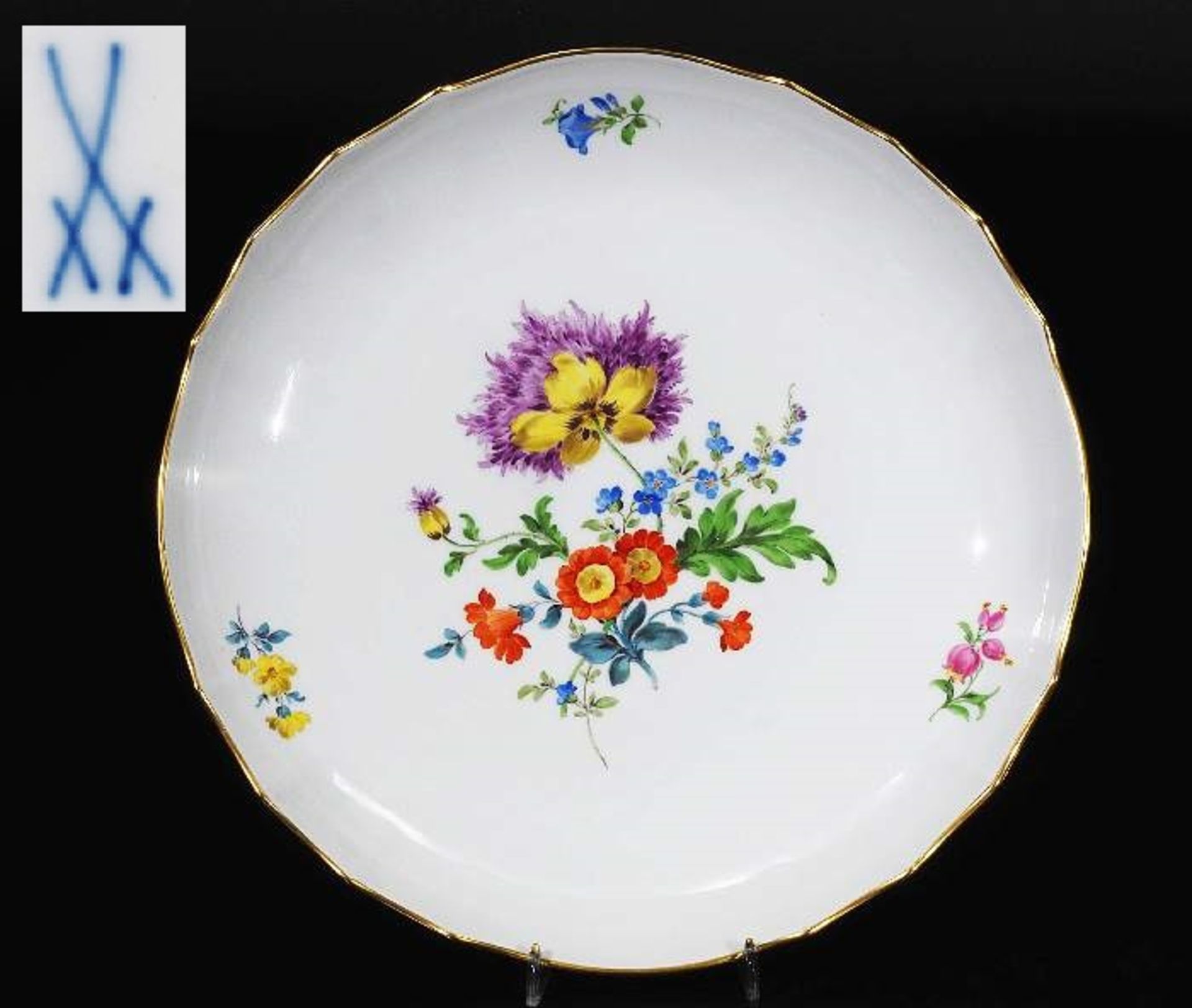 Gebäckschale. MEISSEN 1980,1. Wahl. Leicht gemuldete, runde Form. Farbige Bemalung mit Bukett und