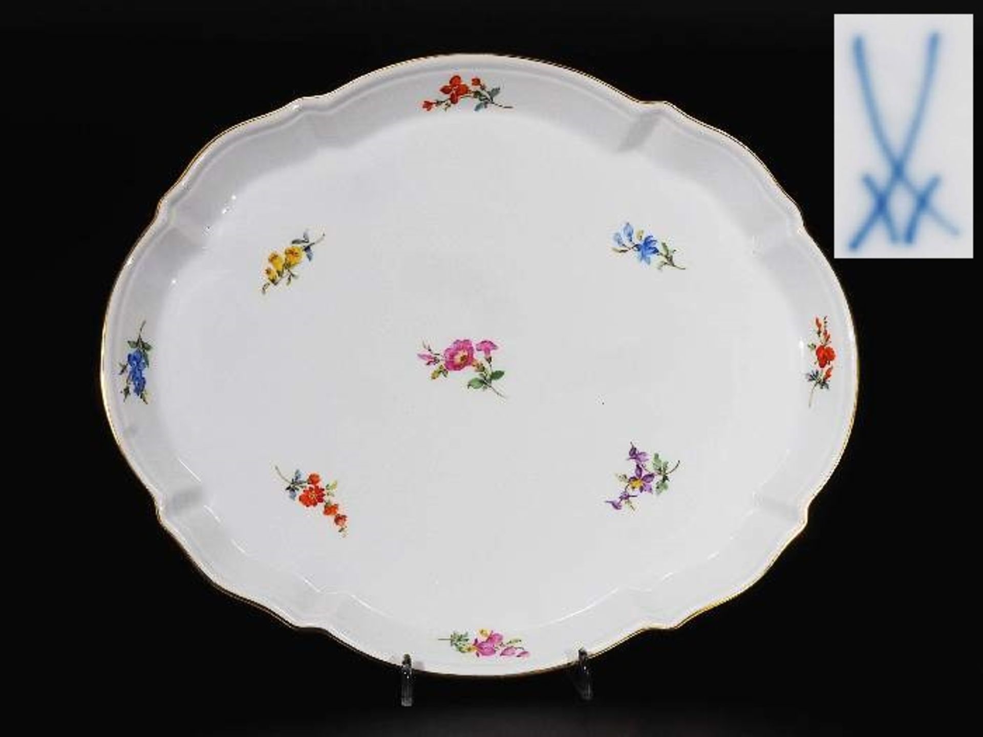 Tablett. MEISSEN nach 1934, 1. Wahl. Farbige Bemalung mit gestreuten Einzelblüten, gold staffiert.