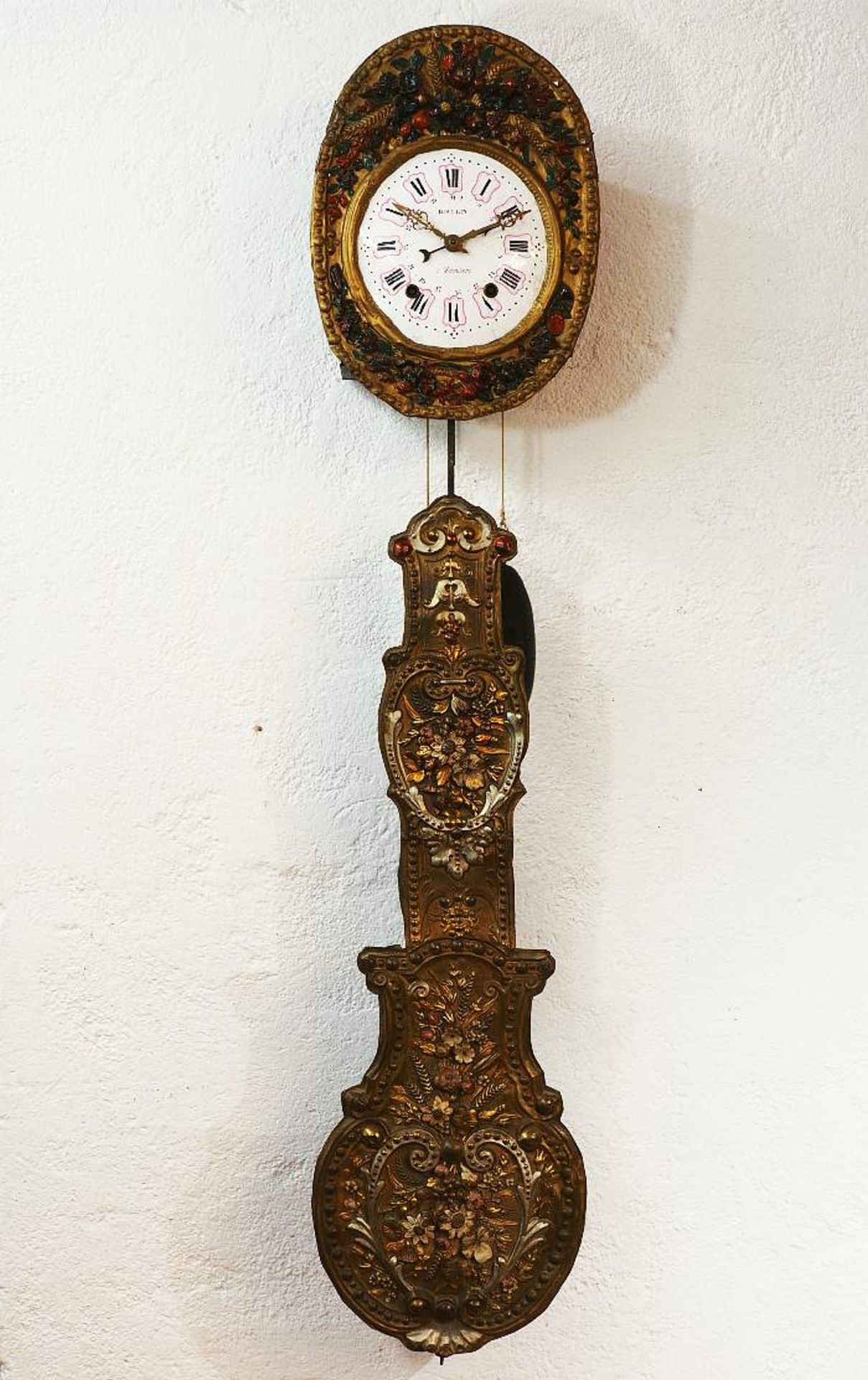 Comtoise-Uhr mit Prunkpendel im floralen Stil. Frankreich. Wohl Mitte 19. Jahrhundert. Weißes