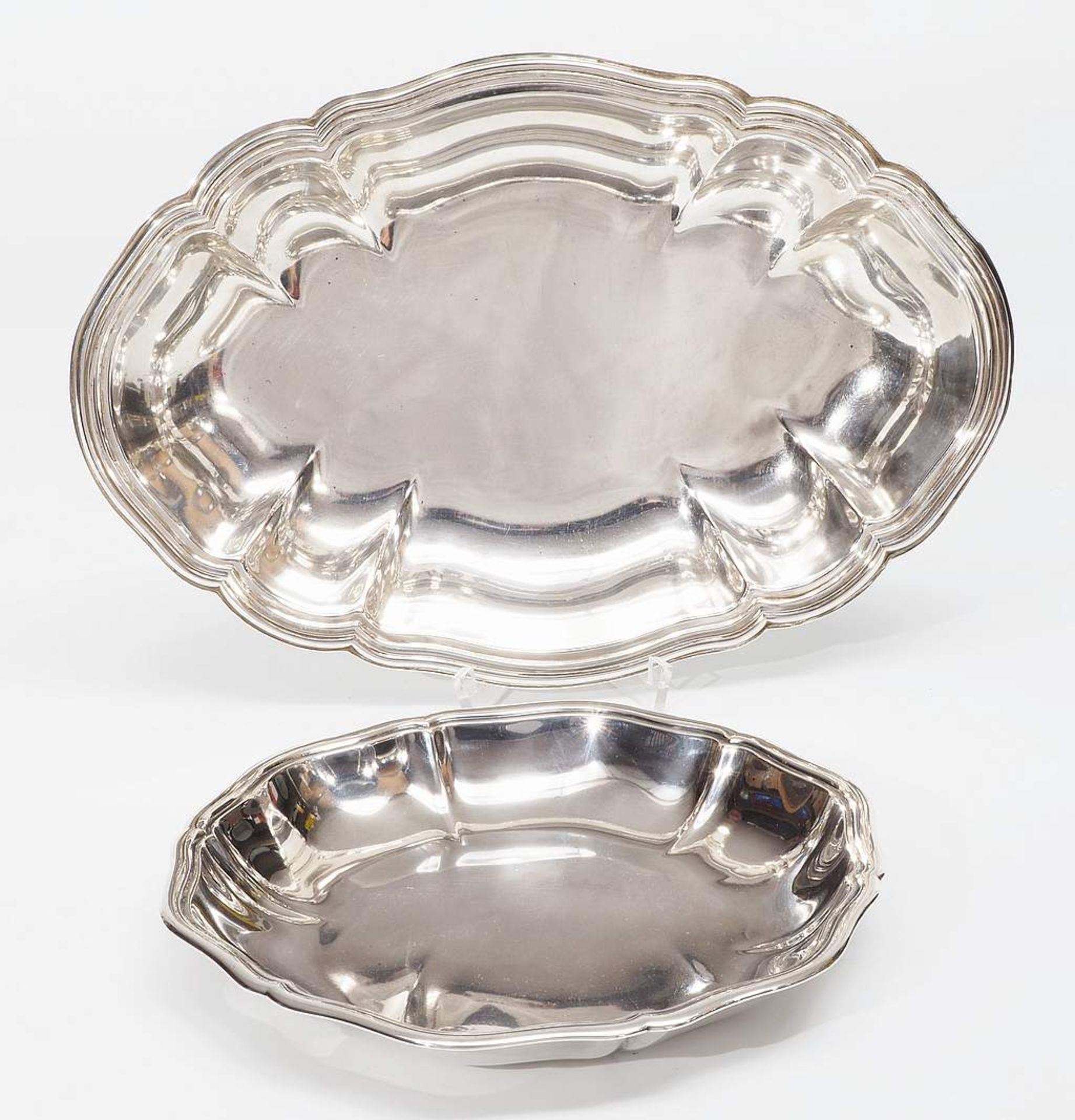 Zwei Silberschalen, godronierte Form. 1) Ovale Brotschale, 830er Silber, mit vollem Profilrand, - Bild 2 aus 4