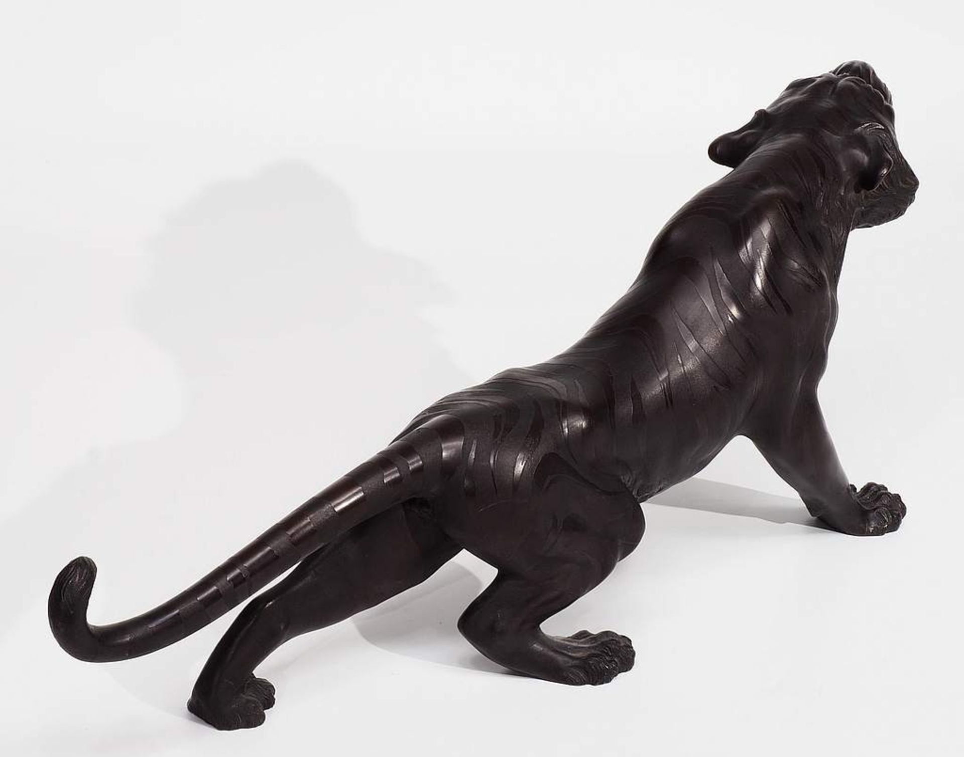 Schreitender Tiger, Bronze, Bronze, naturalistisch dargestellt in anschleichender Bewegung, - Bild 5 aus 7