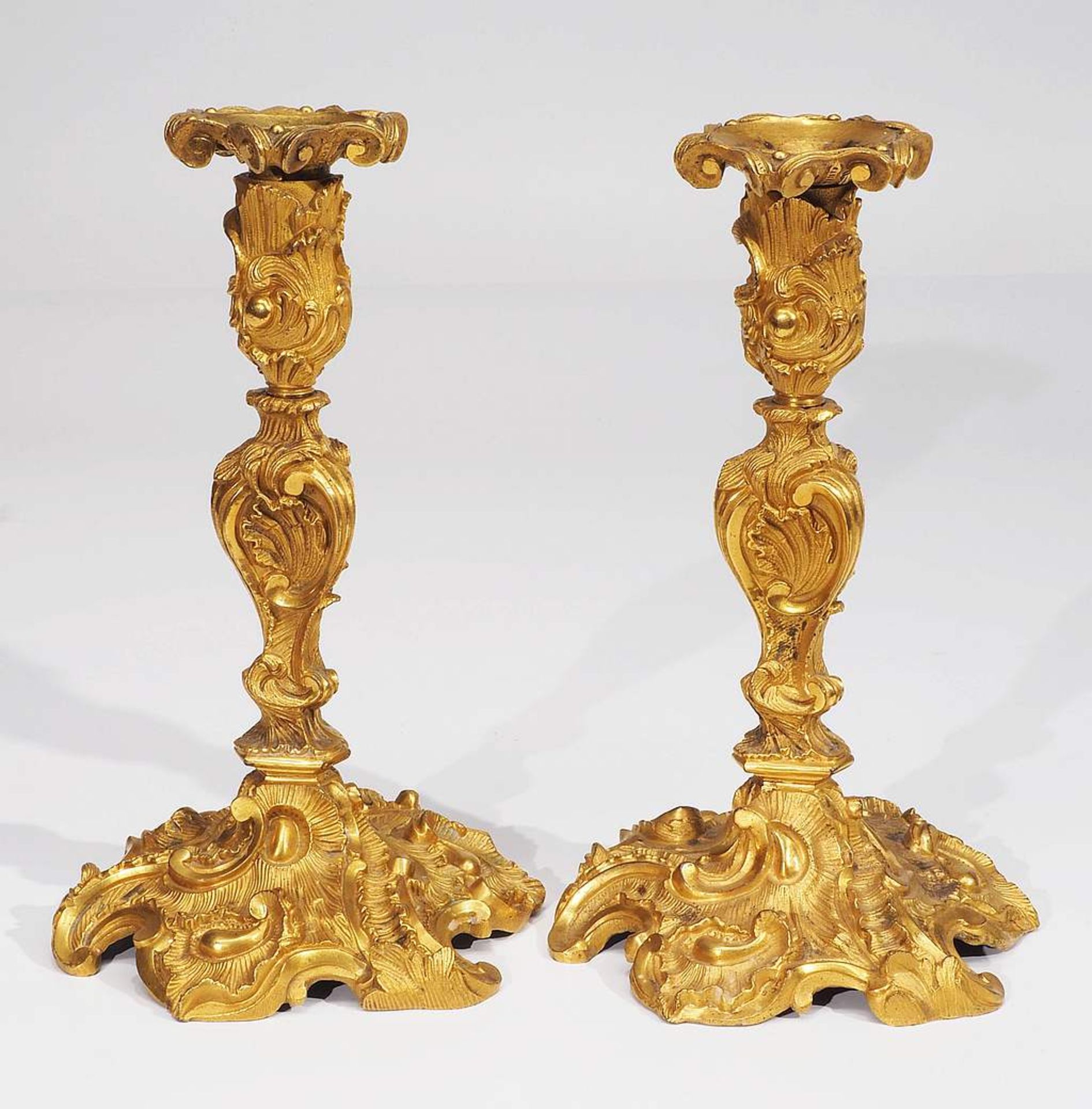 Leuchterpaar, einflammig. 19. Jahrhundert. Barockstil, Bronze feuervergoldet. Mehrfach gegliederte - Bild 2 aus 4