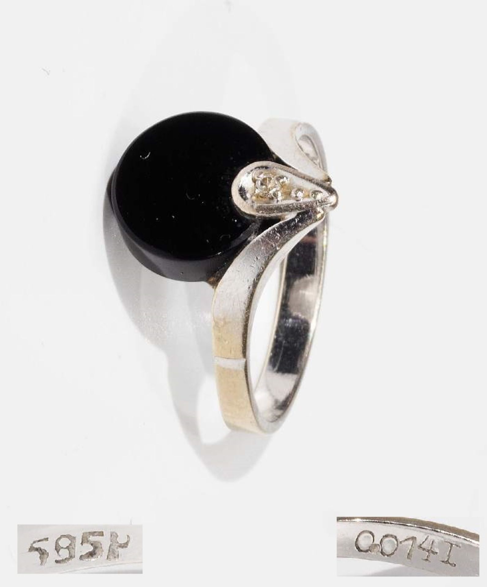Ring mit Onyx ud Brillantbesatz, in der Schiene graviert 0,01 ct., 585er Weißgold. Ringgröße 55,