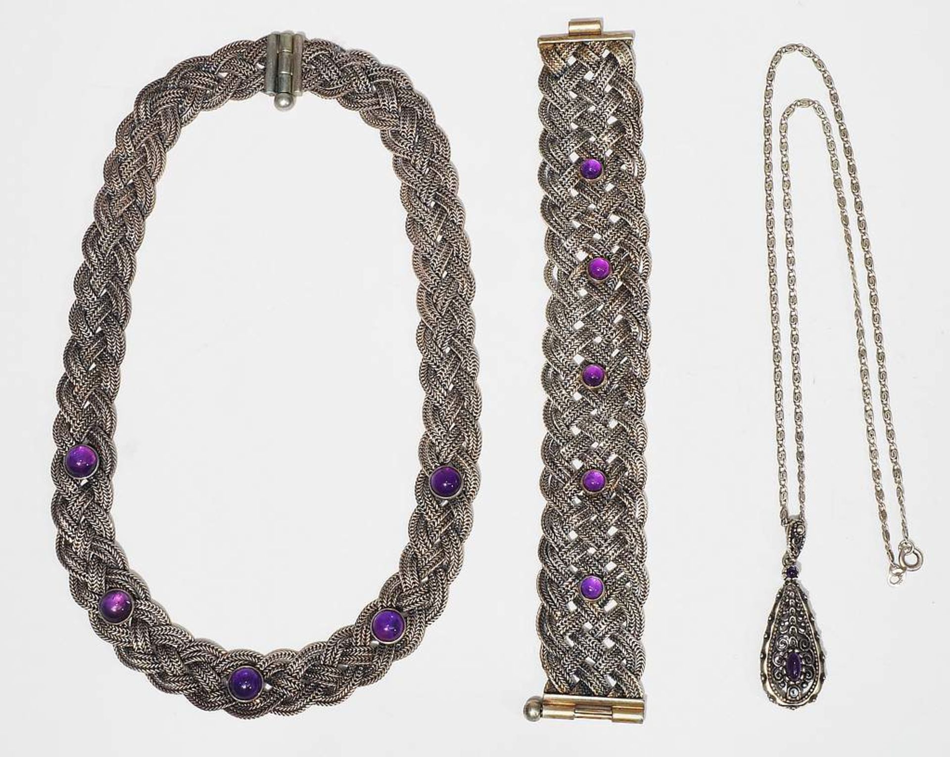 Collier, Armband, Kette. 835er Silber, in Flechtoptik mit Amethyst-Cabochon. Länge Kette 41 cm. - Image 2 of 6