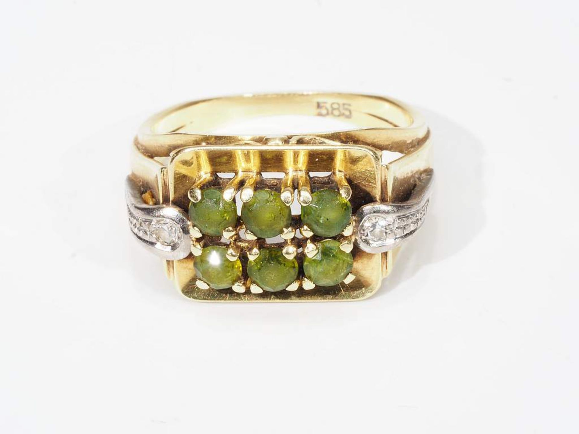 Damenring Peridot, flankiert mit zwei Brillanten, 585er Gelbgold, Ringgröße 54, ca. 5,2 Gramm. - Bild 3 aus 5