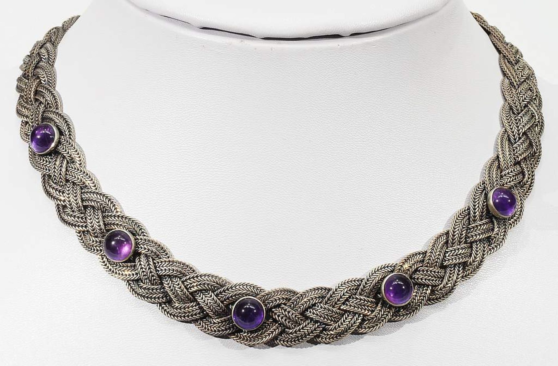 Collier, Armband, Kette. 835er Silber, in Flechtoptik mit Amethyst-Cabochon. Länge Kette 41 cm. - Image 3 of 6