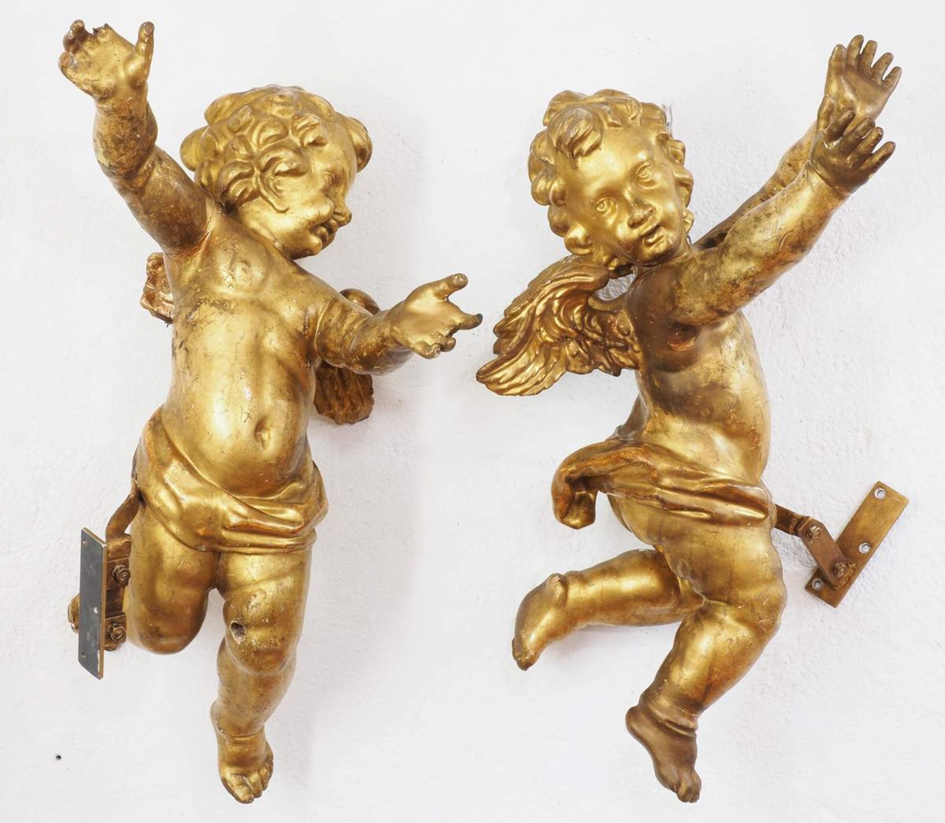 Paar geflügelte Barockengel, um 1750. Holz, vollrund geschnitzte Engel in schwebender Haltung mit - Bild 2 aus 9