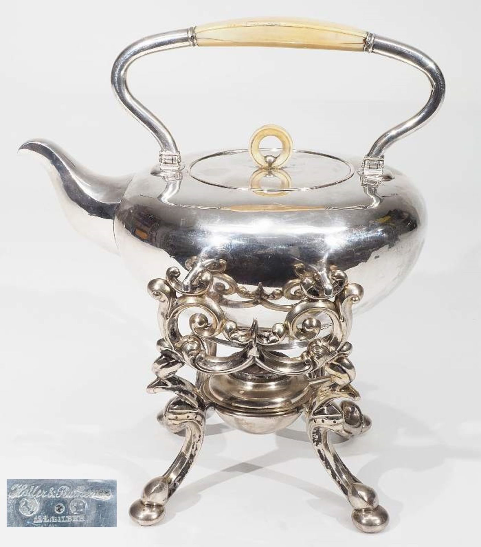 Teekessel auf Rechaud, 12 Lot Silber, um 1800 - etwa 1857, ( = 750er Silber ). Hofjuwelier Haller &