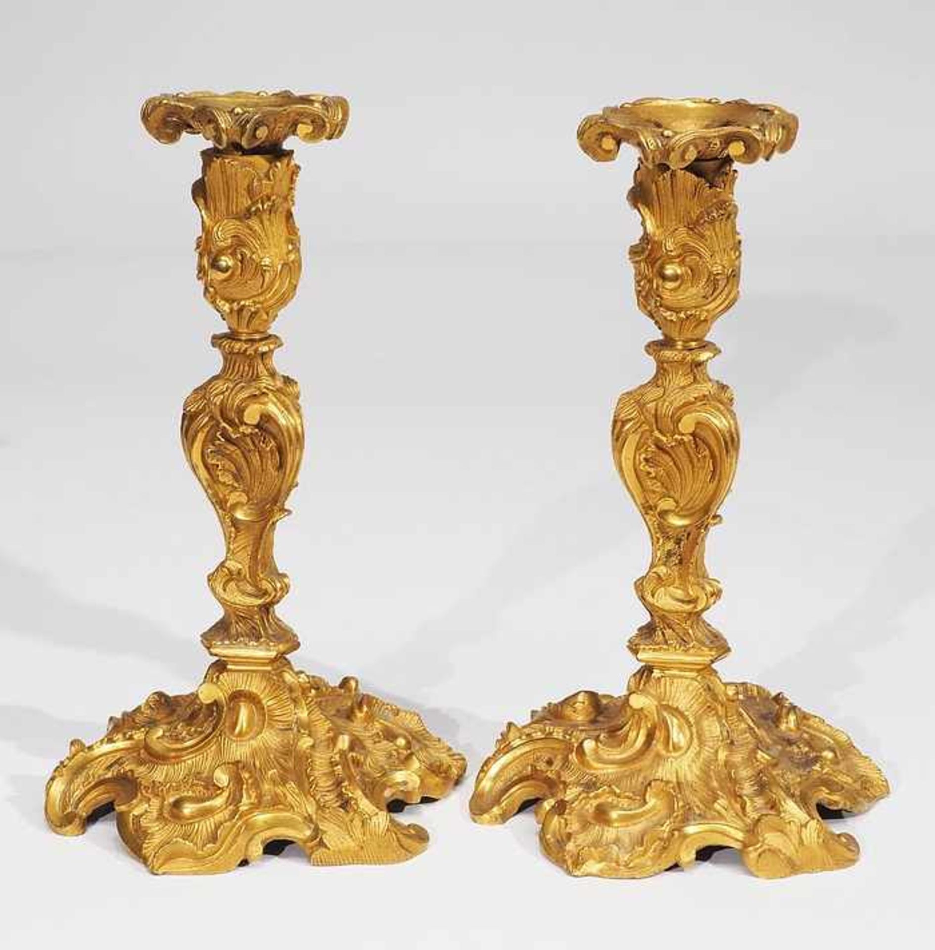 Leuchterpaar, einflammig. 19. Jahrhundert. Barockstil, Bronze feuervergoldet. Mehrfach gegliederte