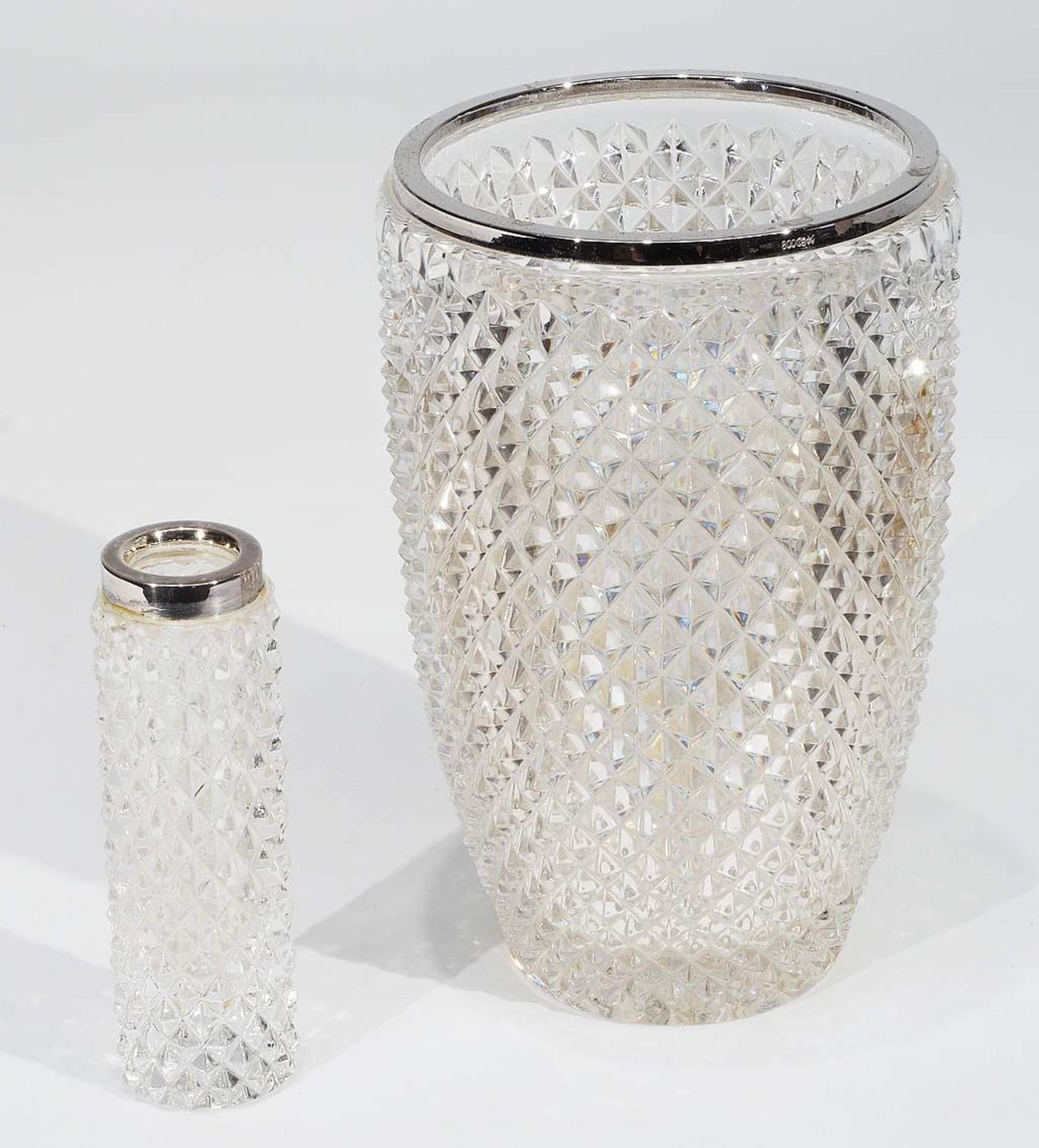Zwei Vasen, Rand mit 800/925er Silbermontierung. Zwei verschiedene Formen, dickwandiges Klarglas im - Bild 2 aus 5