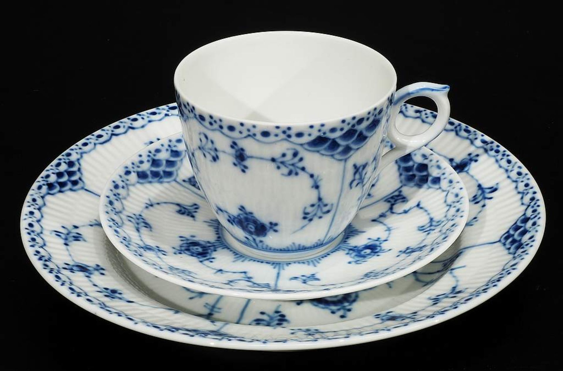 Kaffee-, Tee- und Speiseservice, ROYAL COPENHAGEN, Dekor "Musselmalet Halbspitze". Blau-weiß - Bild 8 aus 9