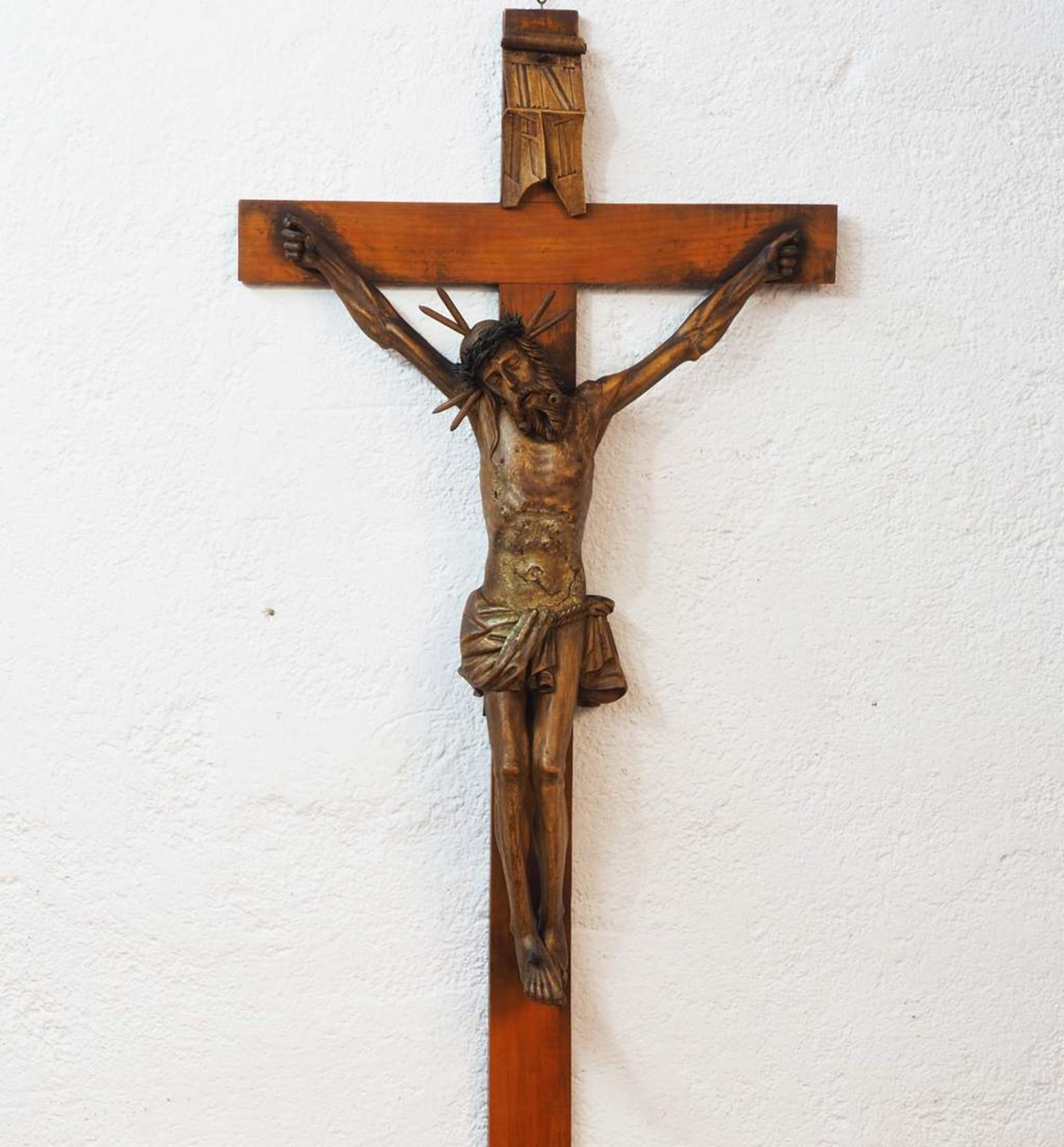 Kruzifix, Alpenländisch 18. Jahrhundert. Gekreuzigter Christus, Lindenholz, vollrund gearbeitet, - Bild 2 aus 6