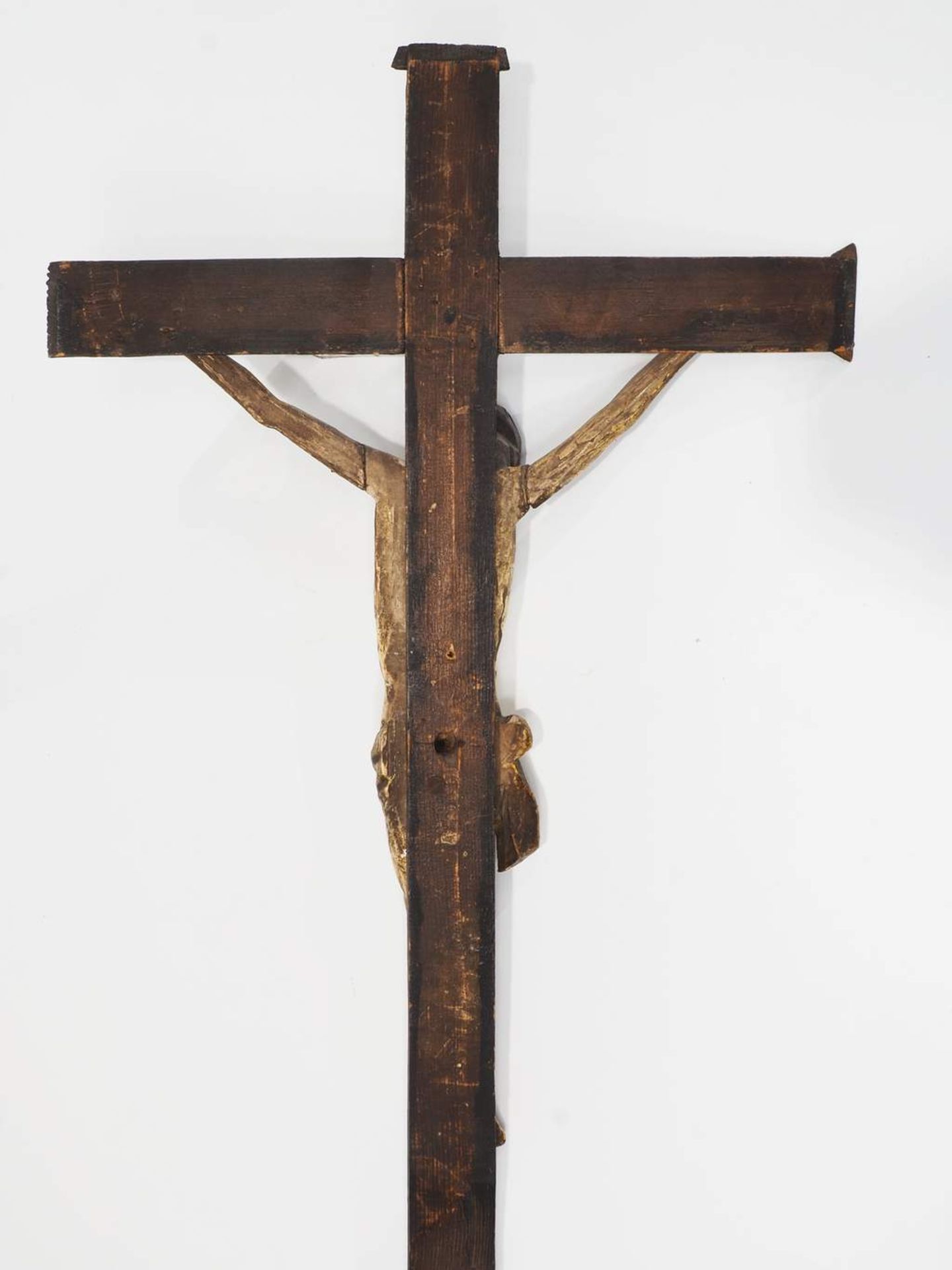 Kruzifix, Christus am Kreuz. Ende 19. Jahrhundert. Vollplastisch Lindenholzschnitzerei, gefasst, - Bild 7 aus 7