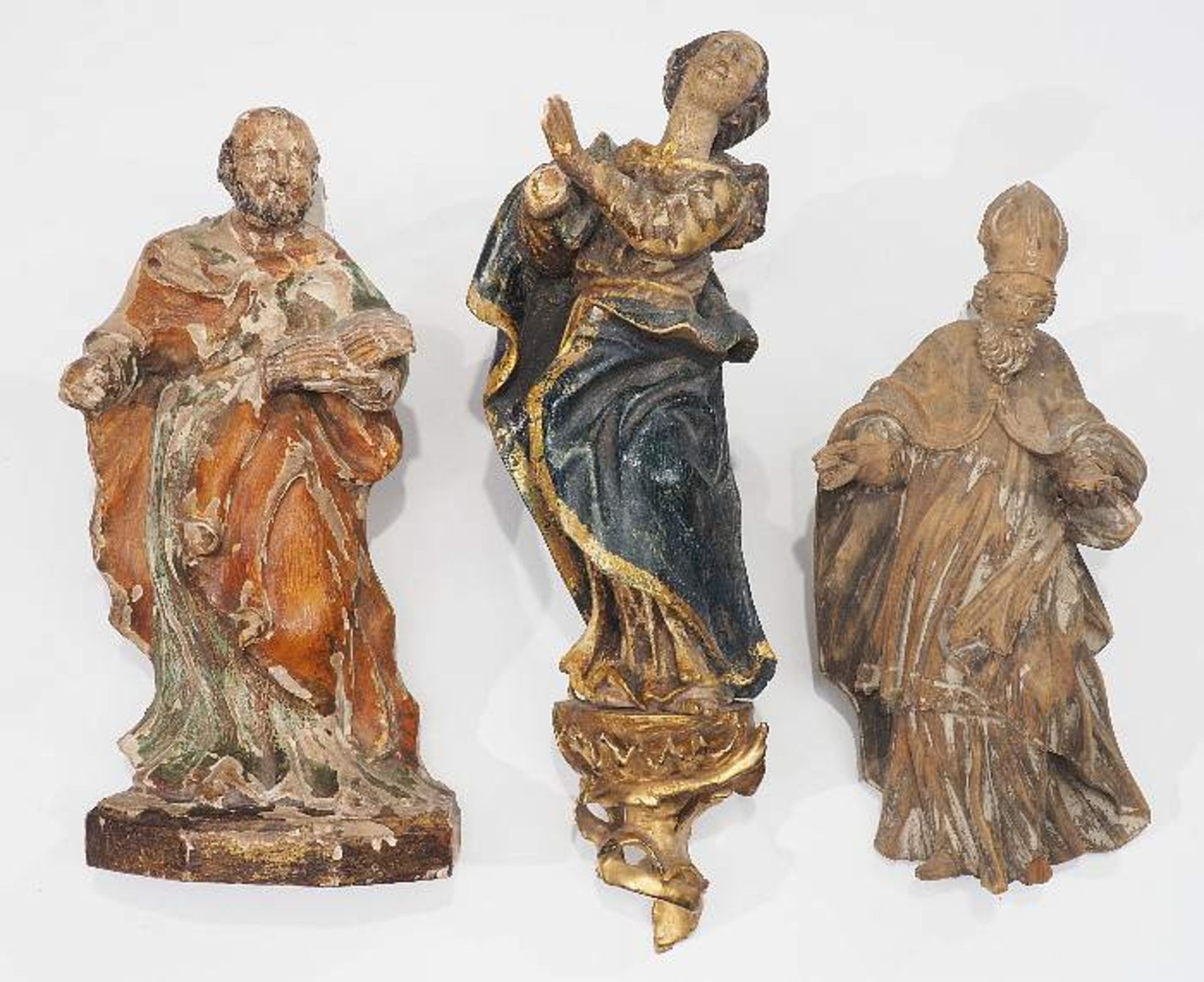Drei Schnitzfiguren. Weichholz, geschnitzt, gefasst, Reste einer Vergoldung. 1) Betende Maria