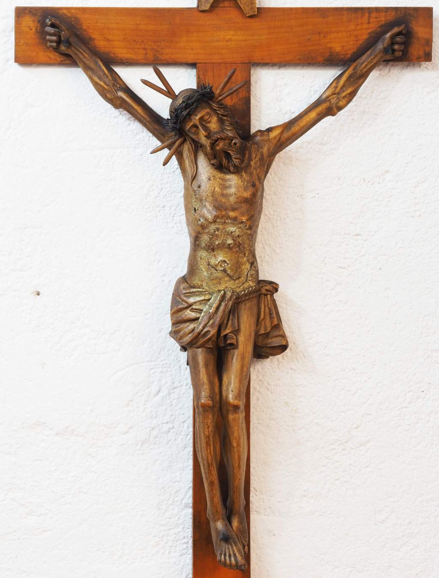 Kruzifix, Alpenländisch 18. Jahrhundert. Gekreuzigter Christus, Lindenholz, vollrund gearbeitet, - Bild 4 aus 6