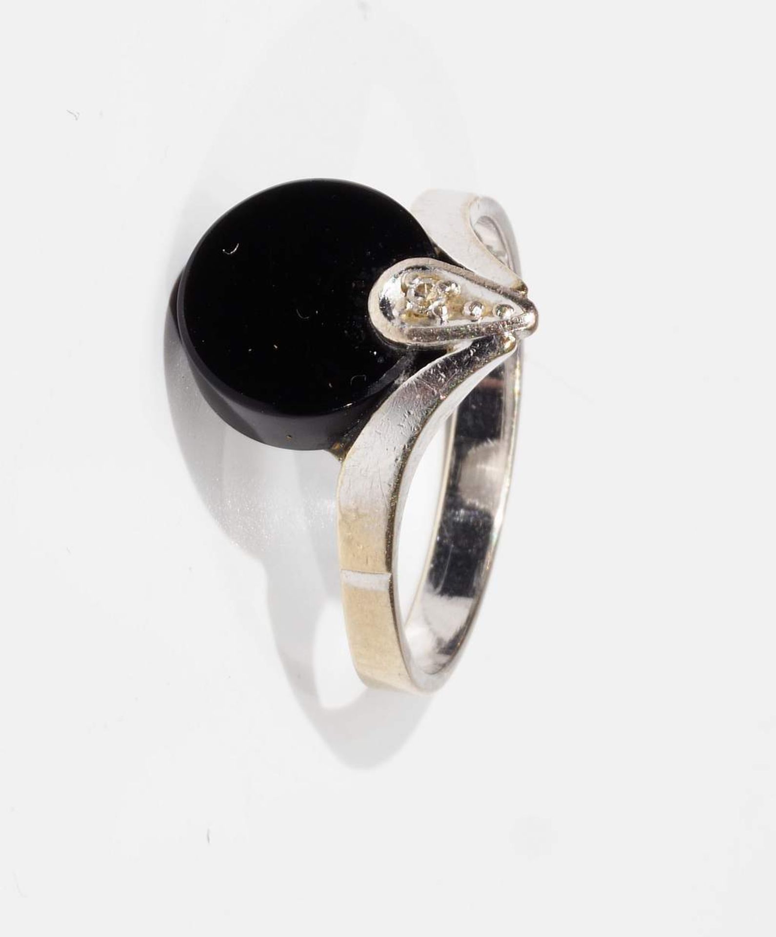 Ring mit Onyx ud Brillantbesatz, in der Schiene graviert 0,01 ct., 585er Weißgold. Ringgröße 55, - Bild 2 aus 6