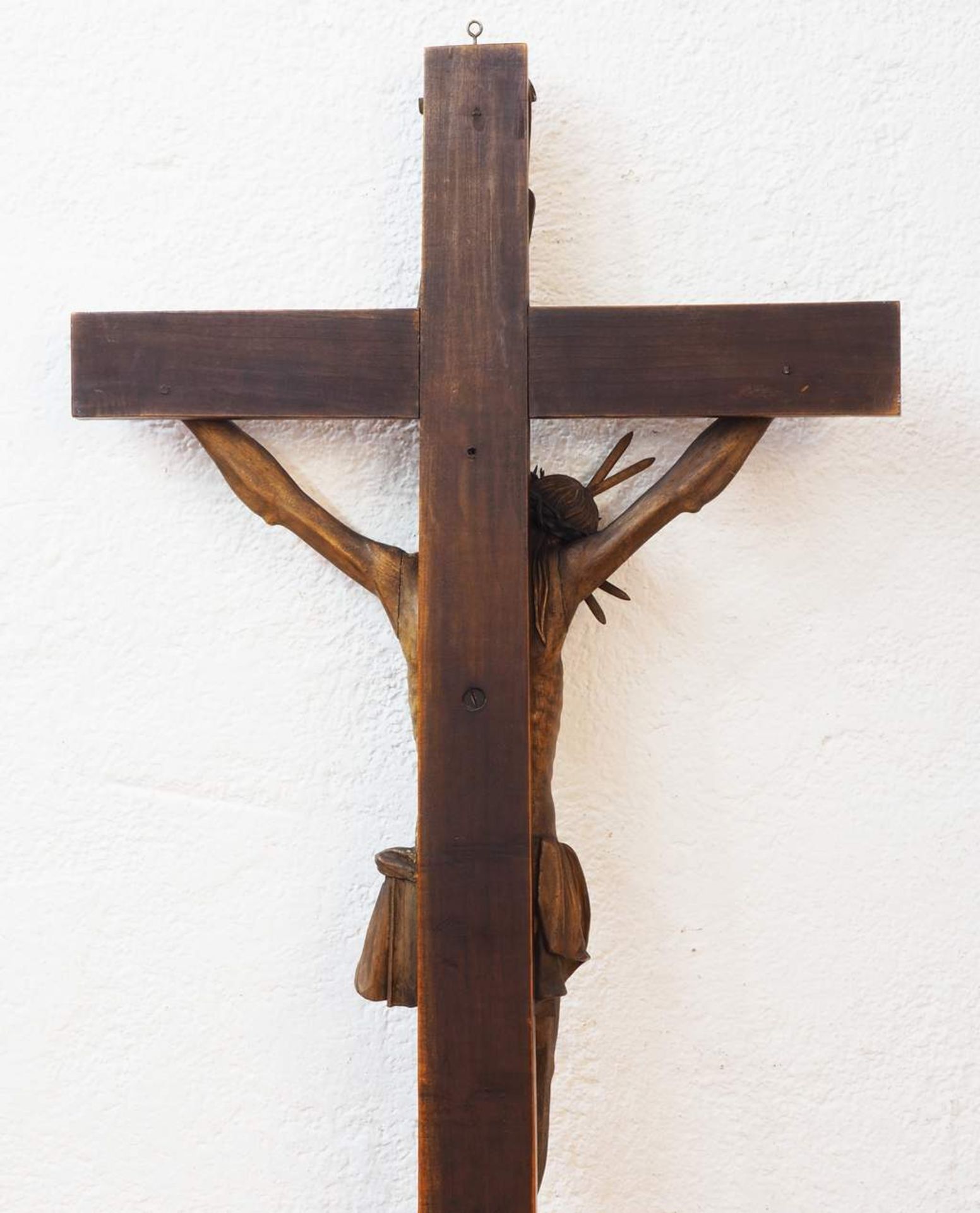 Kruzifix, Alpenländisch 18. Jahrhundert. Gekreuzigter Christus, Lindenholz, vollrund gearbeitet, - Bild 6 aus 6