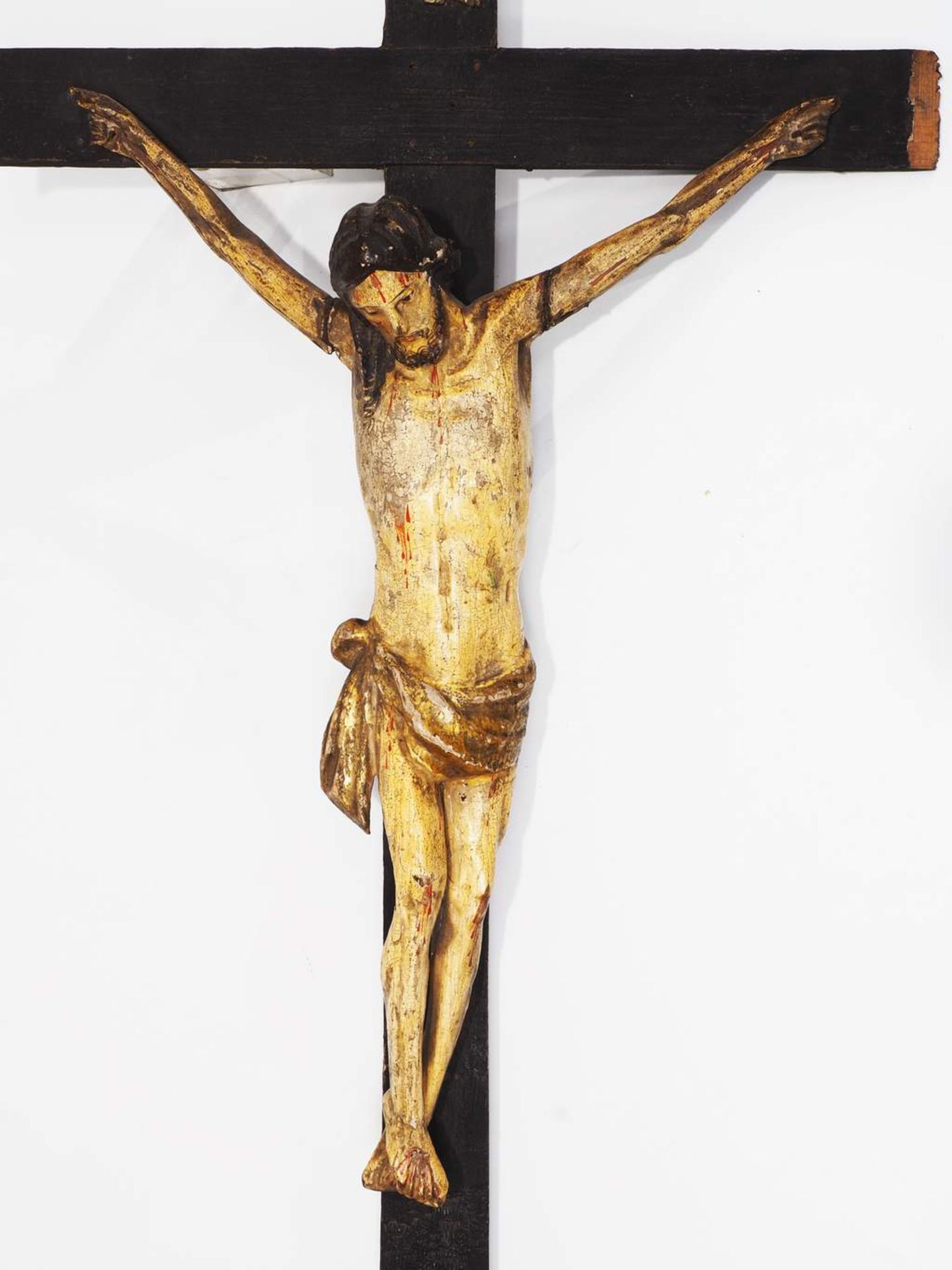 Kruzifix, Christus am Kreuz. Ende 19. Jahrhundert. Vollplastisch Lindenholzschnitzerei, gefasst, - Bild 6 aus 7