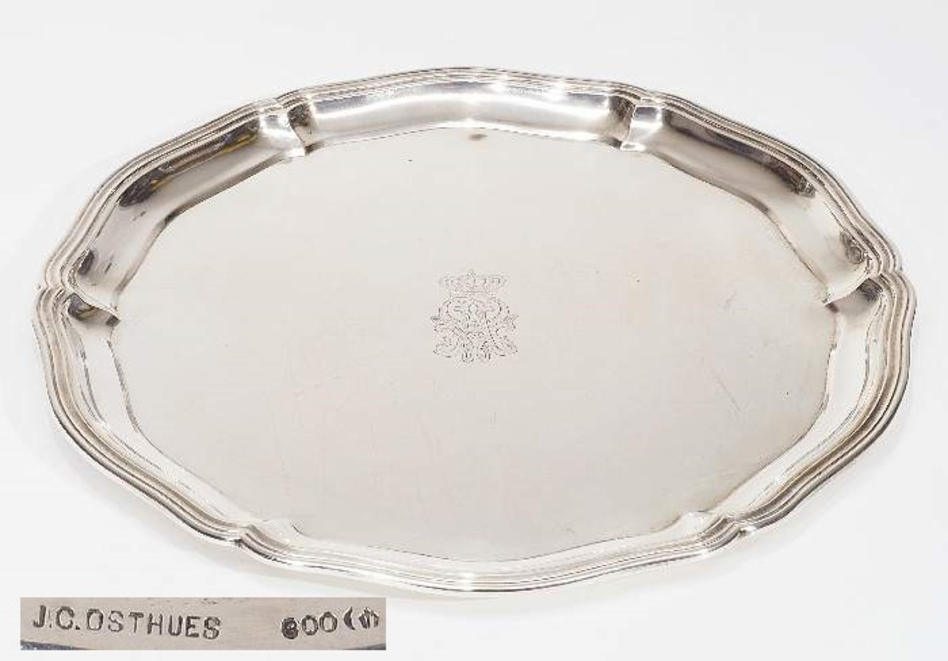 Tablett, C.J. Osthues, 800er Silber. Runde Form, sechspassig geschweifter Profilrand, im Spiegel
