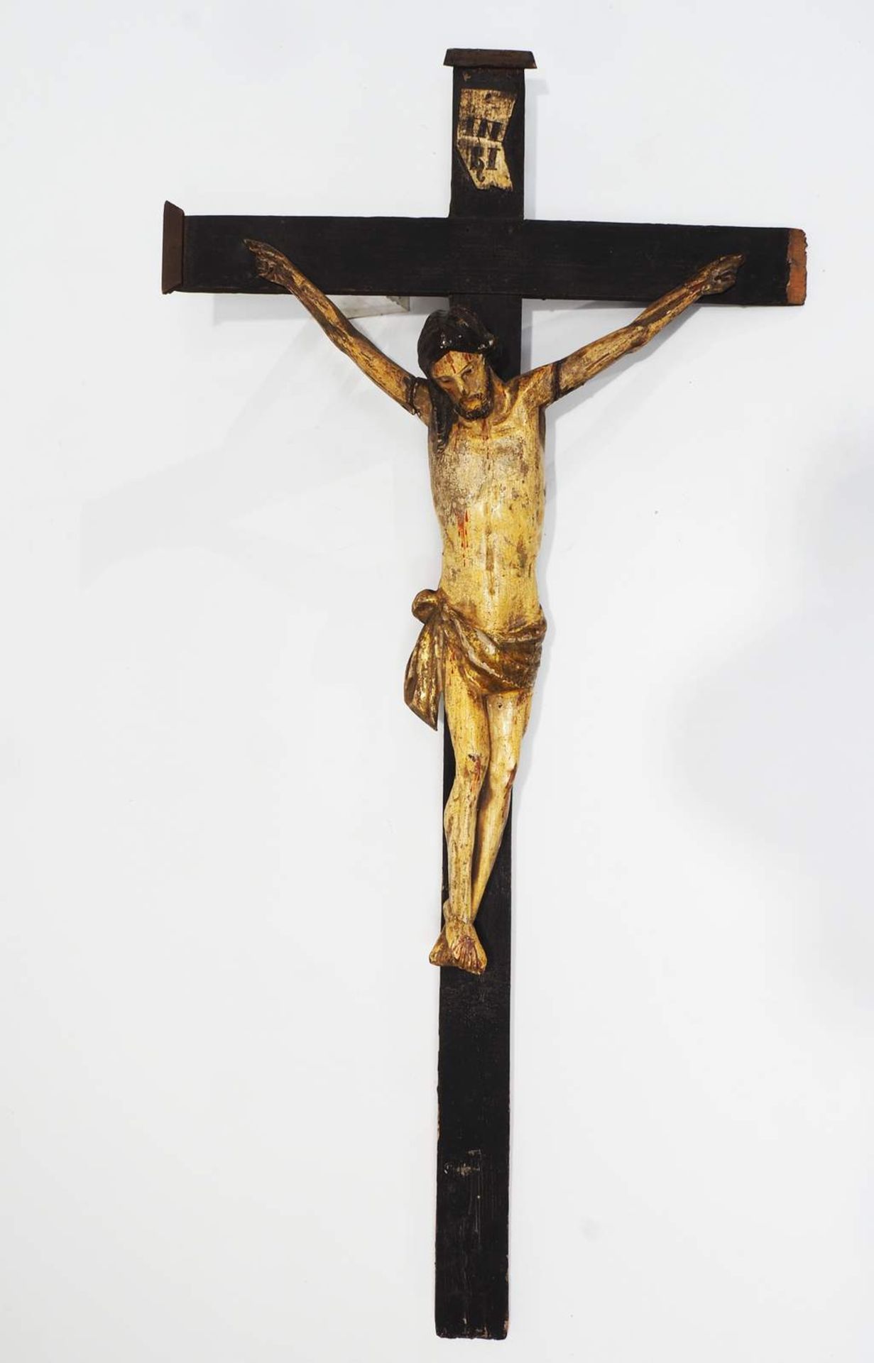 Kruzifix, Christus am Kreuz. Ende 19. Jahrhundert. Vollplastisch Lindenholzschnitzerei, gefasst, - Image 5 of 7