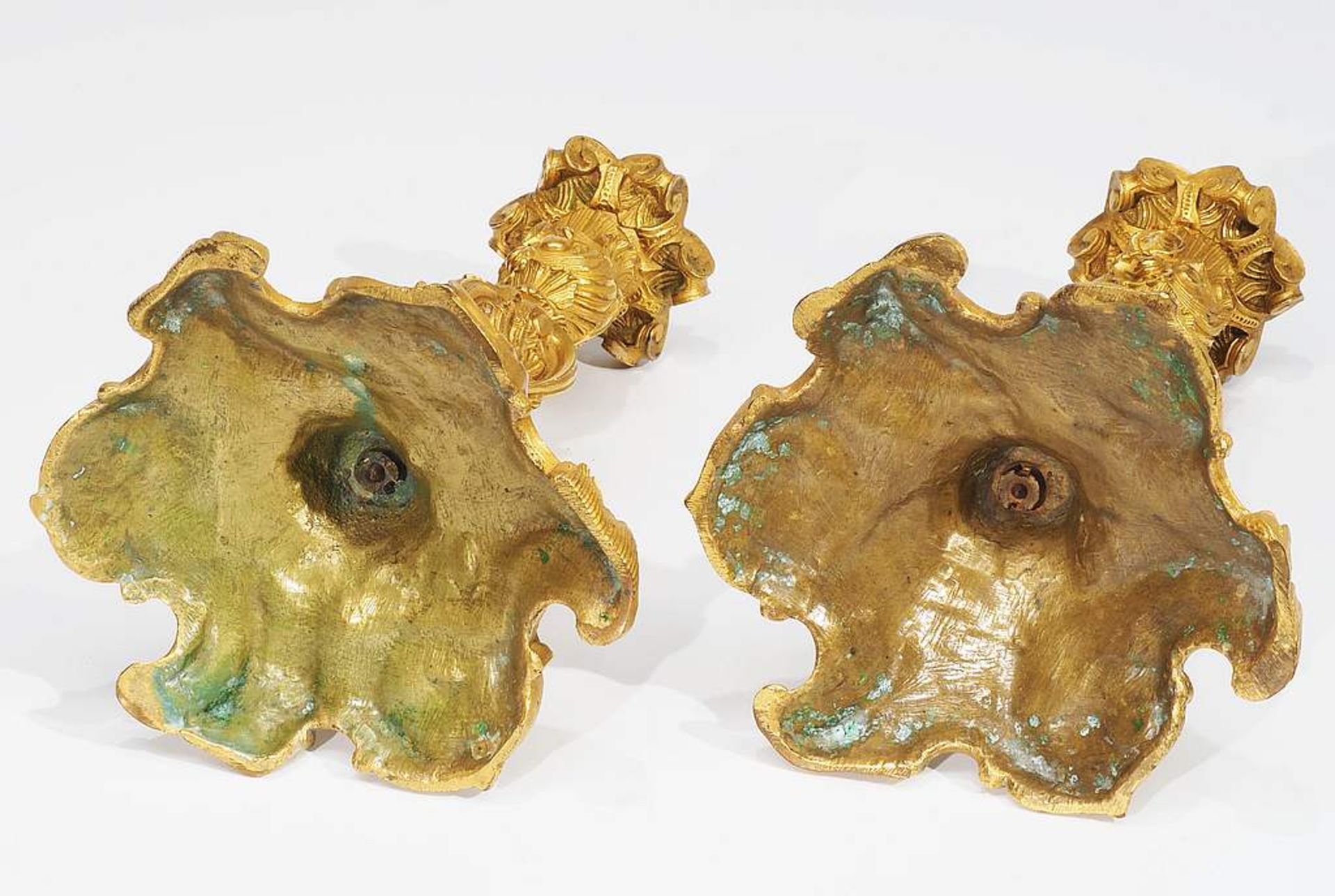 Leuchterpaar, einflammig. 19. Jahrhundert. Barockstil, Bronze feuervergoldet. Mehrfach gegliederte - Bild 4 aus 4