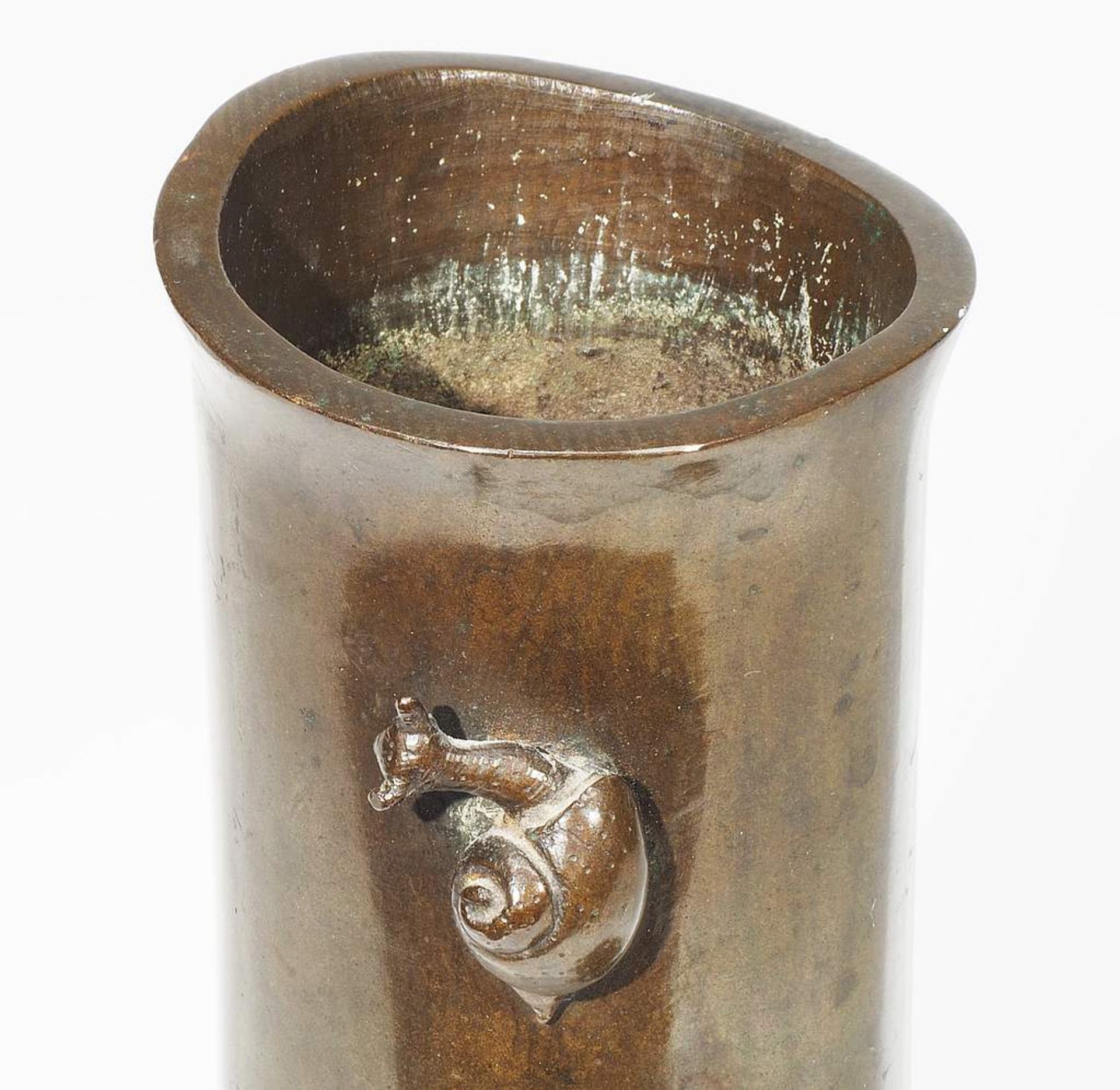 Jugendstilvase auf Teller. Frankreich um 1910, Bronze. Vasenwandung mit Schnecke, Unterteller mit<b - Bild 4 aus 6