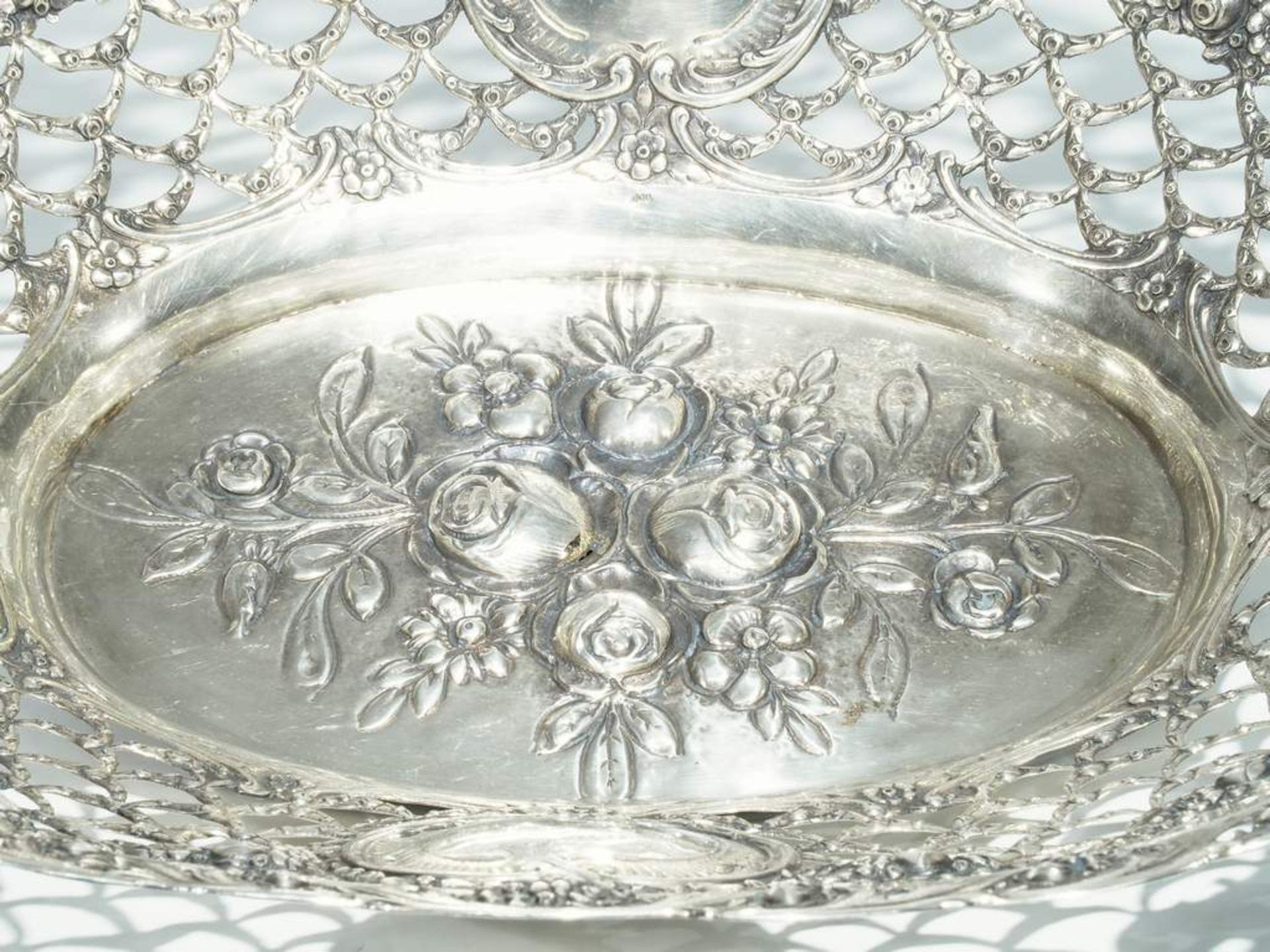 Große Durchbruchschale. 800er Silber. Oval geschweifte Form, Wandung floral durchbrochen mit<b - Bild 3 aus 6