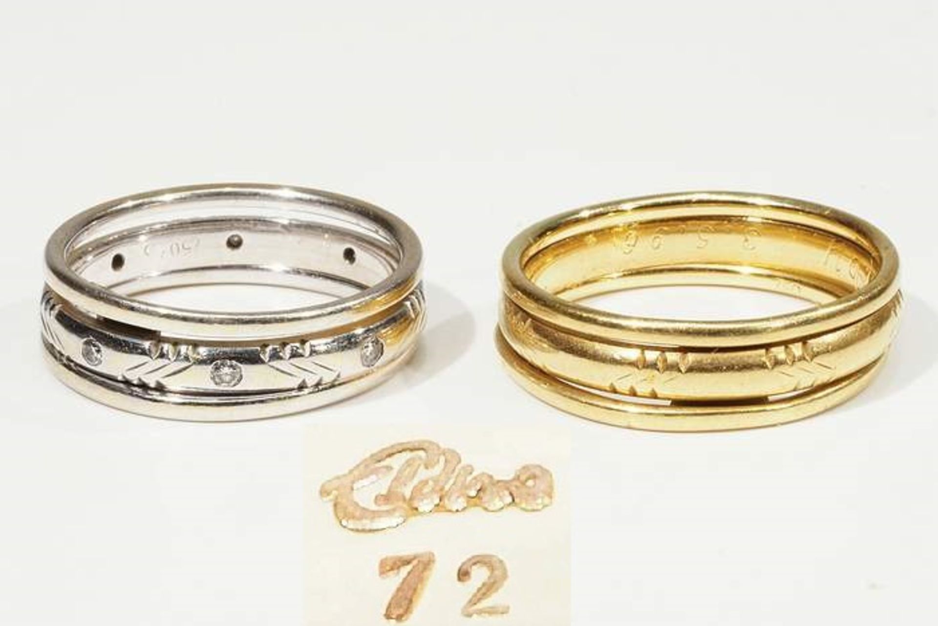 Paar Ringe. Gelb- und Weißgold. 750er Gold mit Innengravur, besetzt mit kleinen Diamanten.
