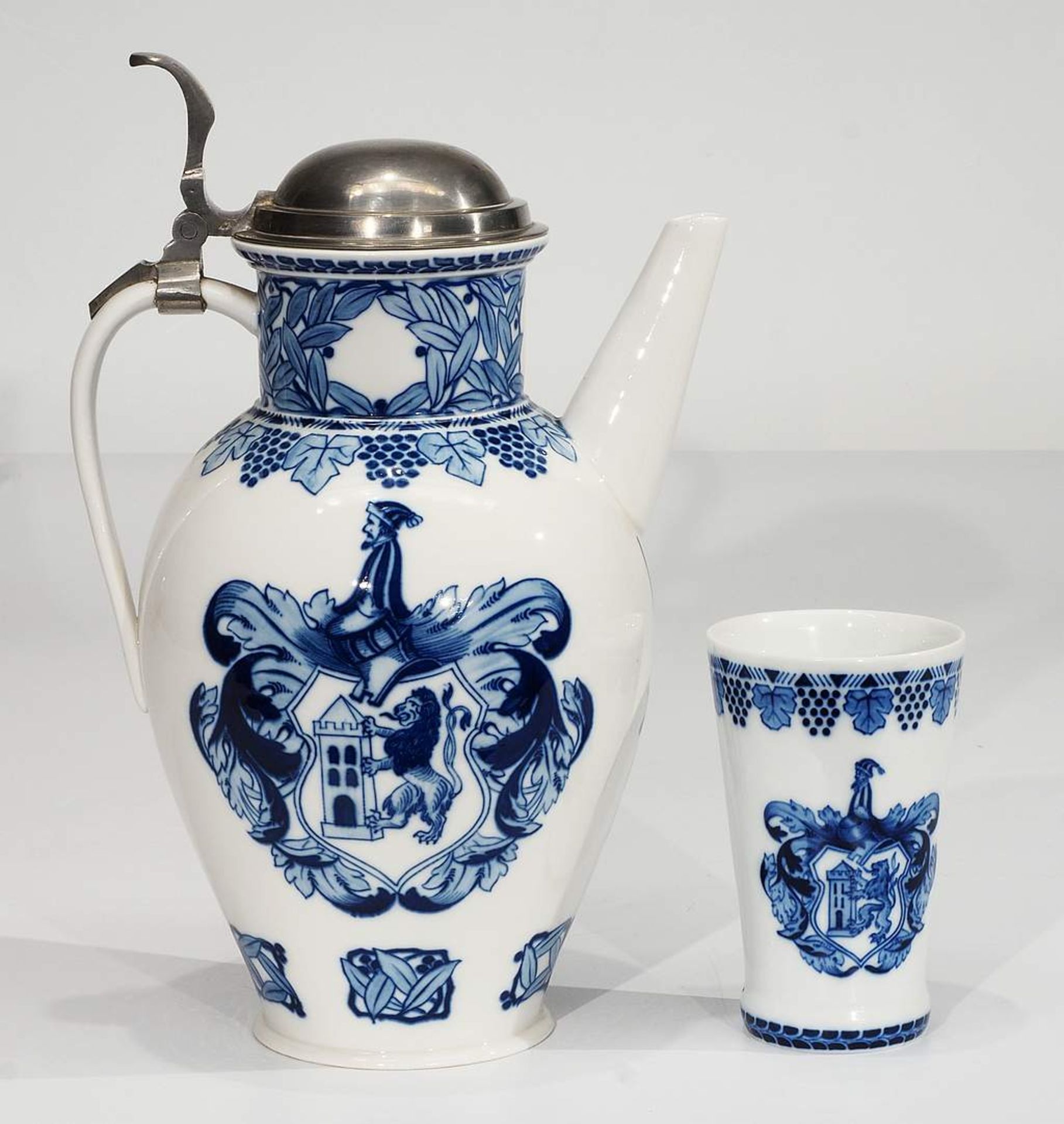 MEISSEN JUBILÄUMSKRUG und Weinbecher 1910, 1. Wahl. Blaumalerei mit Wappen des Königreiches Sachs - Bild 3 aus 6