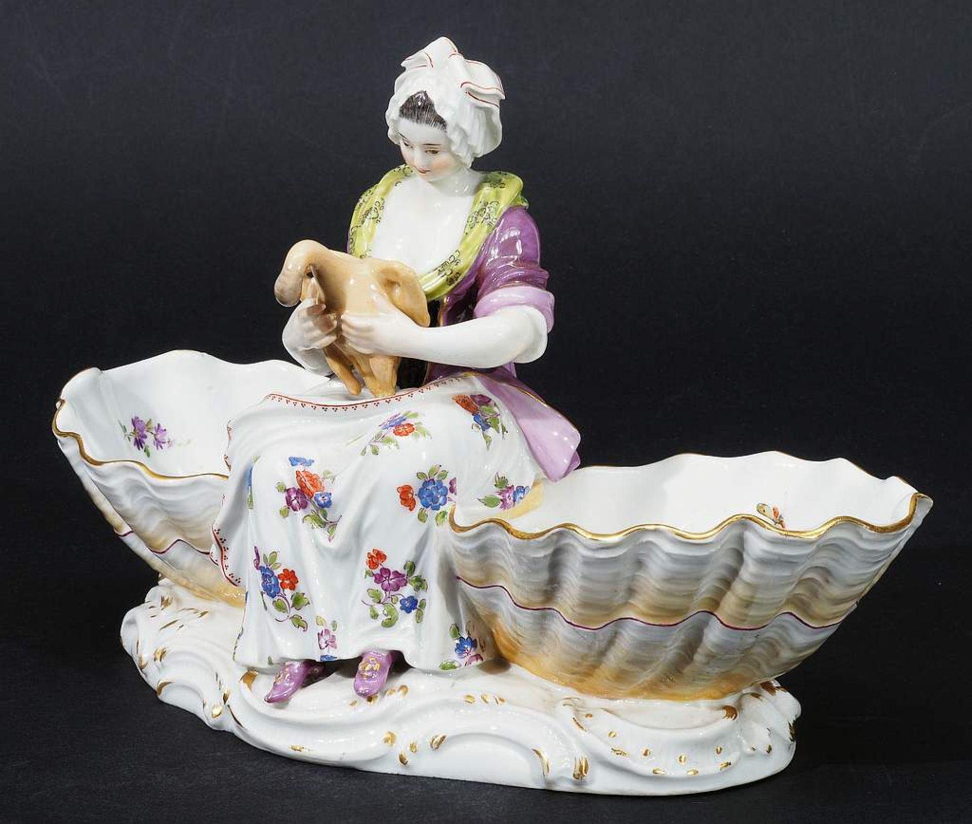 Figurenschale "Köchin". MEISSEN um 1860, Modellnummer C 81. Zwischen zwei Muschelschalen sitzende< - Bild 6 aus 9