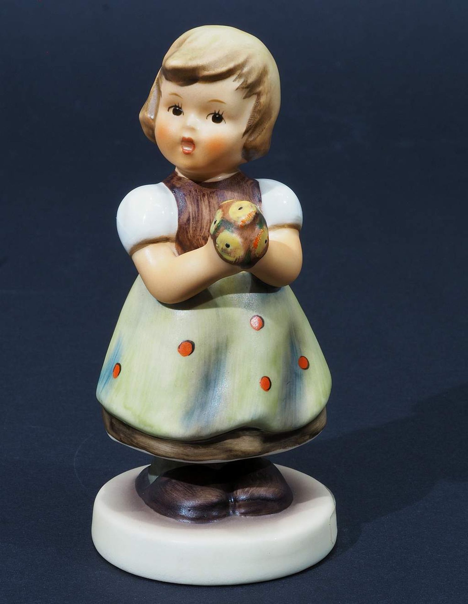 Goebel Figur "Fürs Mütterchen", 1984. Modell Nummer 257. Farbig bemalt, Höhe 10,5 cm. - Bild 2 aus 7