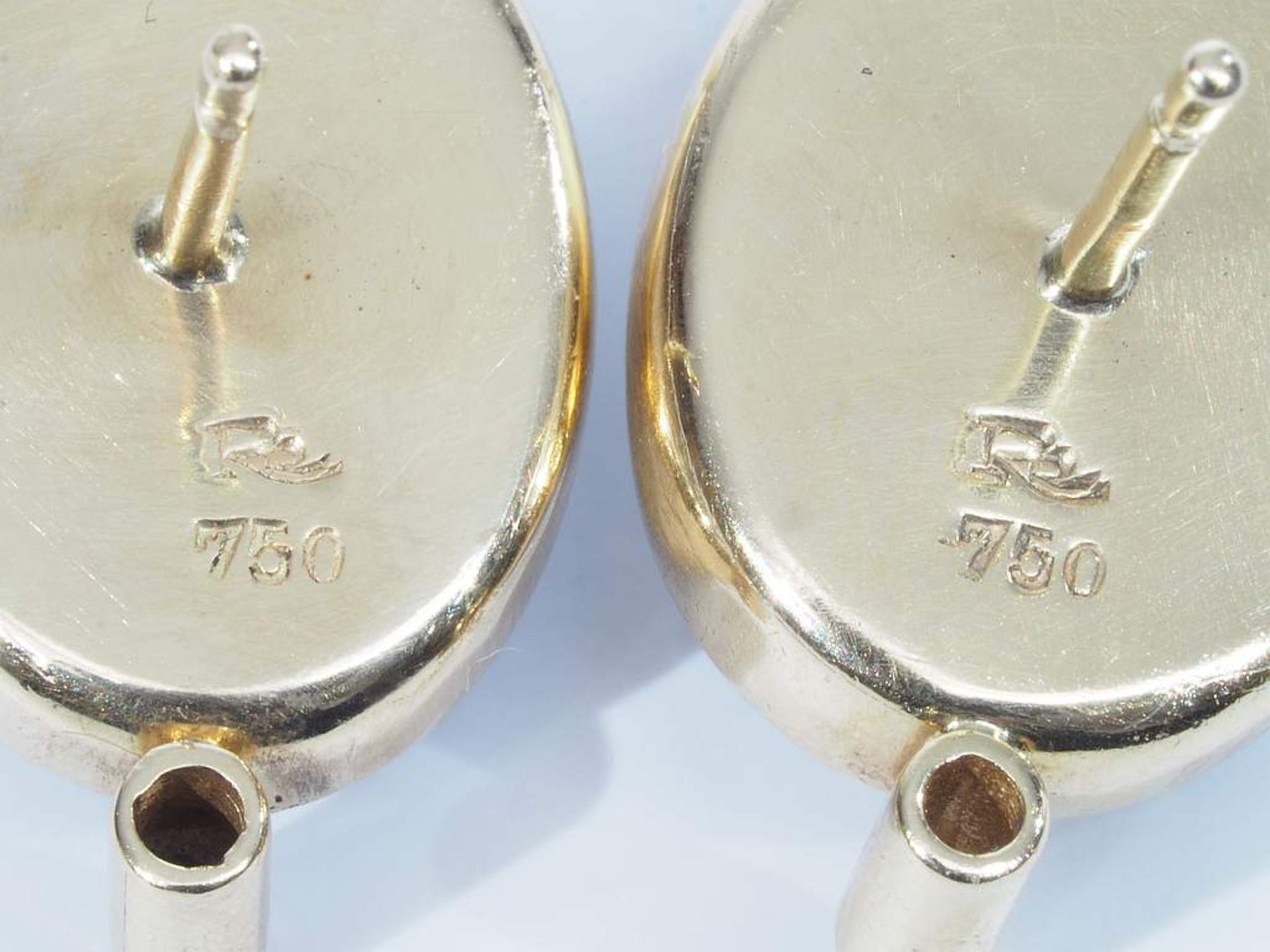 Paar Ohrstecker mit Saphiren und Brillanten. 750er Gelbgold. Ovale glatte Zarge jeweils für<br - Image 7 of 8