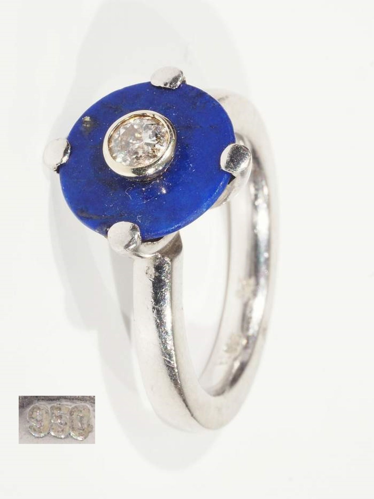 Damenring 950er Platin, auf dem Ringkopf in Fassung Lapis Lazuli und kleinem Brillanten, 0,20 ct.<b