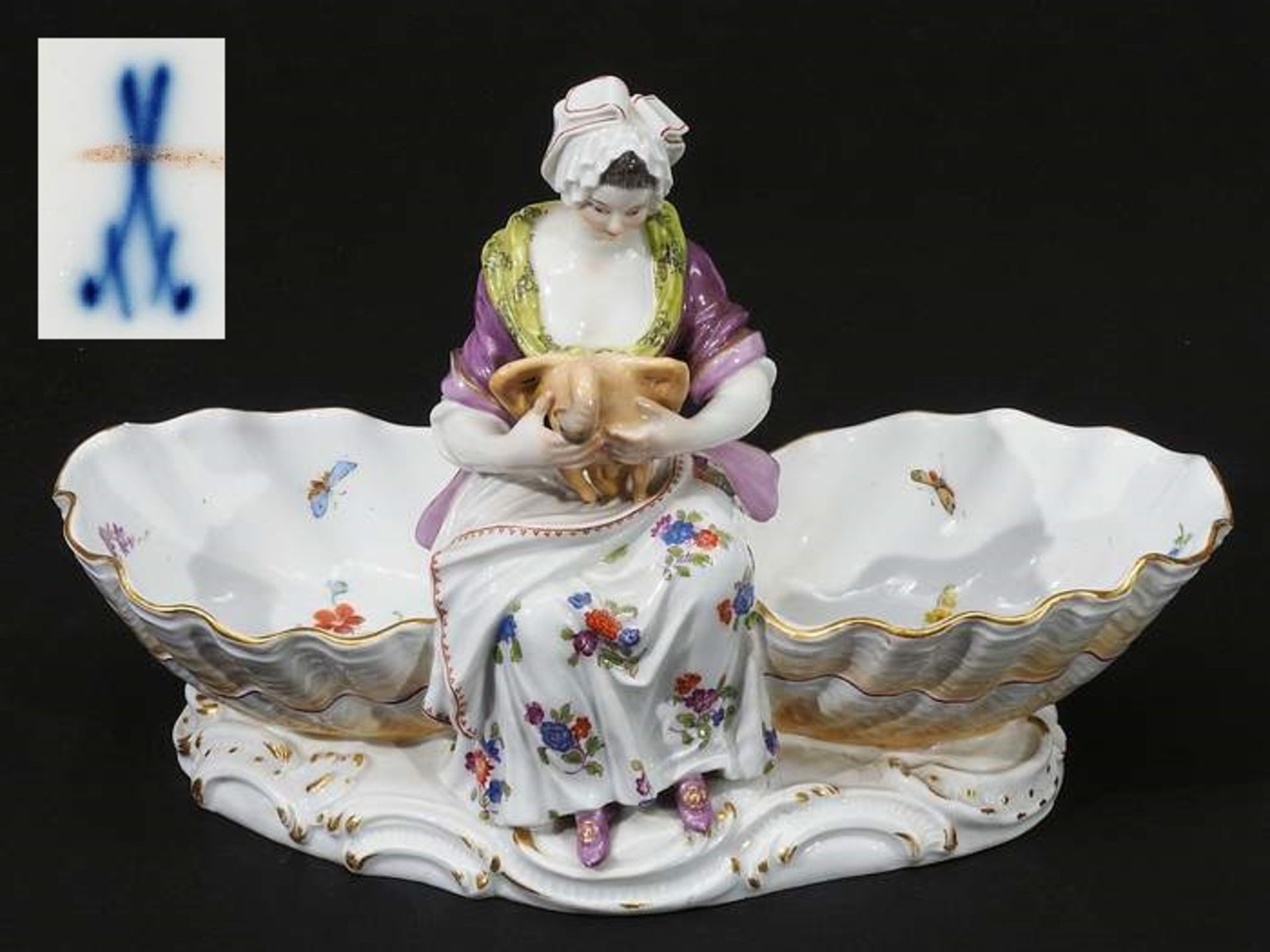 Figurenschale "Köchin". MEISSEN um 1860, Modellnummer C 81. Zwischen zwei Muschelschalen sitzende<