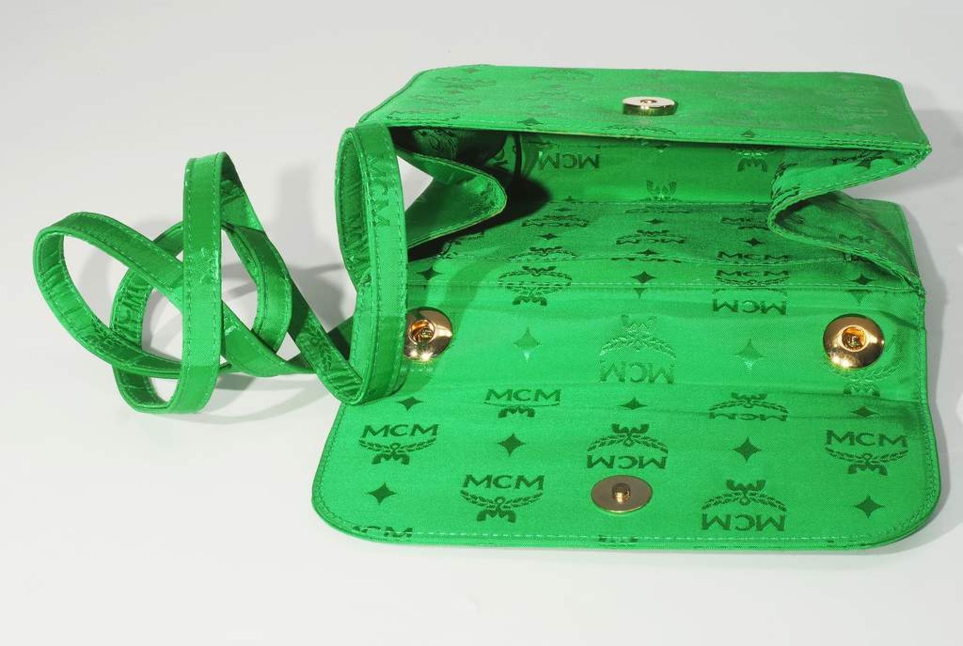 MCM Abendtasche mit Umschlagklappe. Grünfarbender Satinstoff mit Hersteller-Logo. Innen mit<br - Image 6 of 6