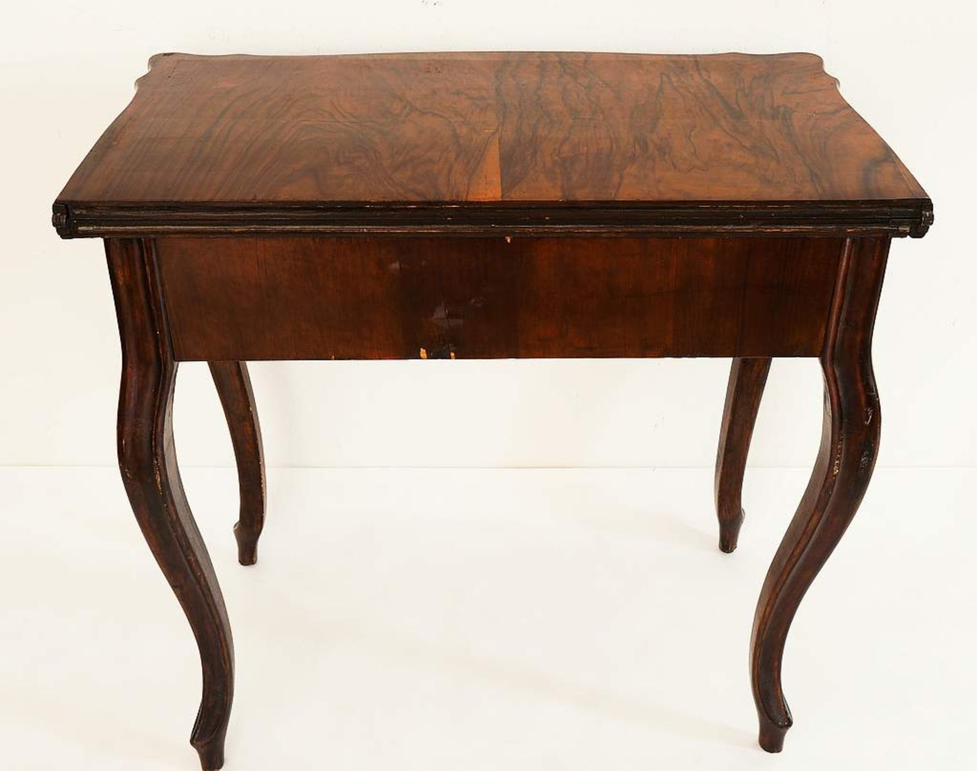 Spieltisch, um 1850, Nußbaum mit schöner Maserung. Auf vier geschwungenen hohen Beinen, dreh- und - Bild 6 aus 6