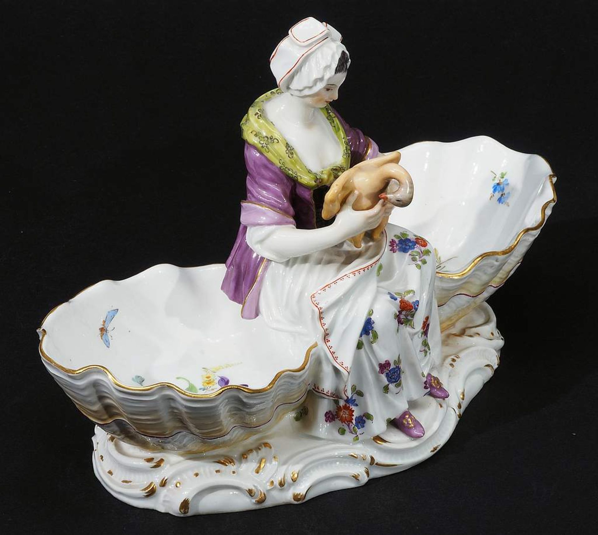 Figurenschale "Köchin". MEISSEN um 1860, Modellnummer C 81. Zwischen zwei Muschelschalen sitzende< - Bild 3 aus 9