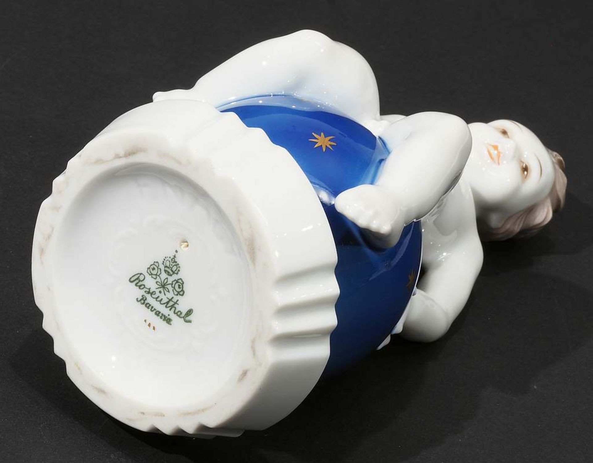 Amorette auf lapisblauer Kugel sitzend. ROSENTHAL Bavaria. Modell Nummer 439. Entwurf Fritz Nagy um - Bild 6 aus 7