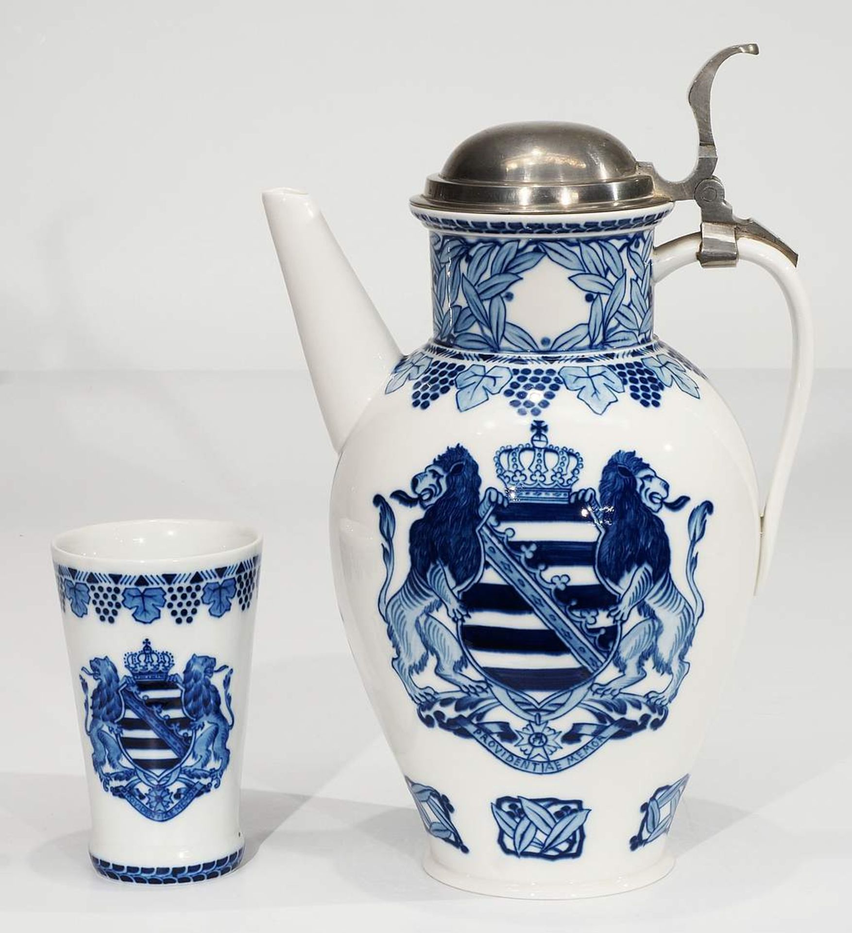 MEISSEN JUBILÄUMSKRUG und Weinbecher 1910, 1. Wahl. Blaumalerei mit Wappen des Königreiches Sachs - Bild 2 aus 6