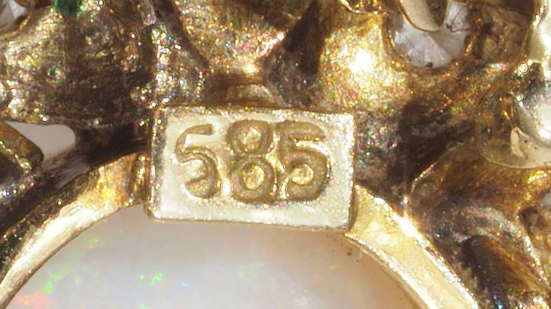 Ring, 750er Gelbgold, längsovaler Opal an zwei Stellen partiell rissig, umrandet mit zahlreichen<b - Image 7 of 7