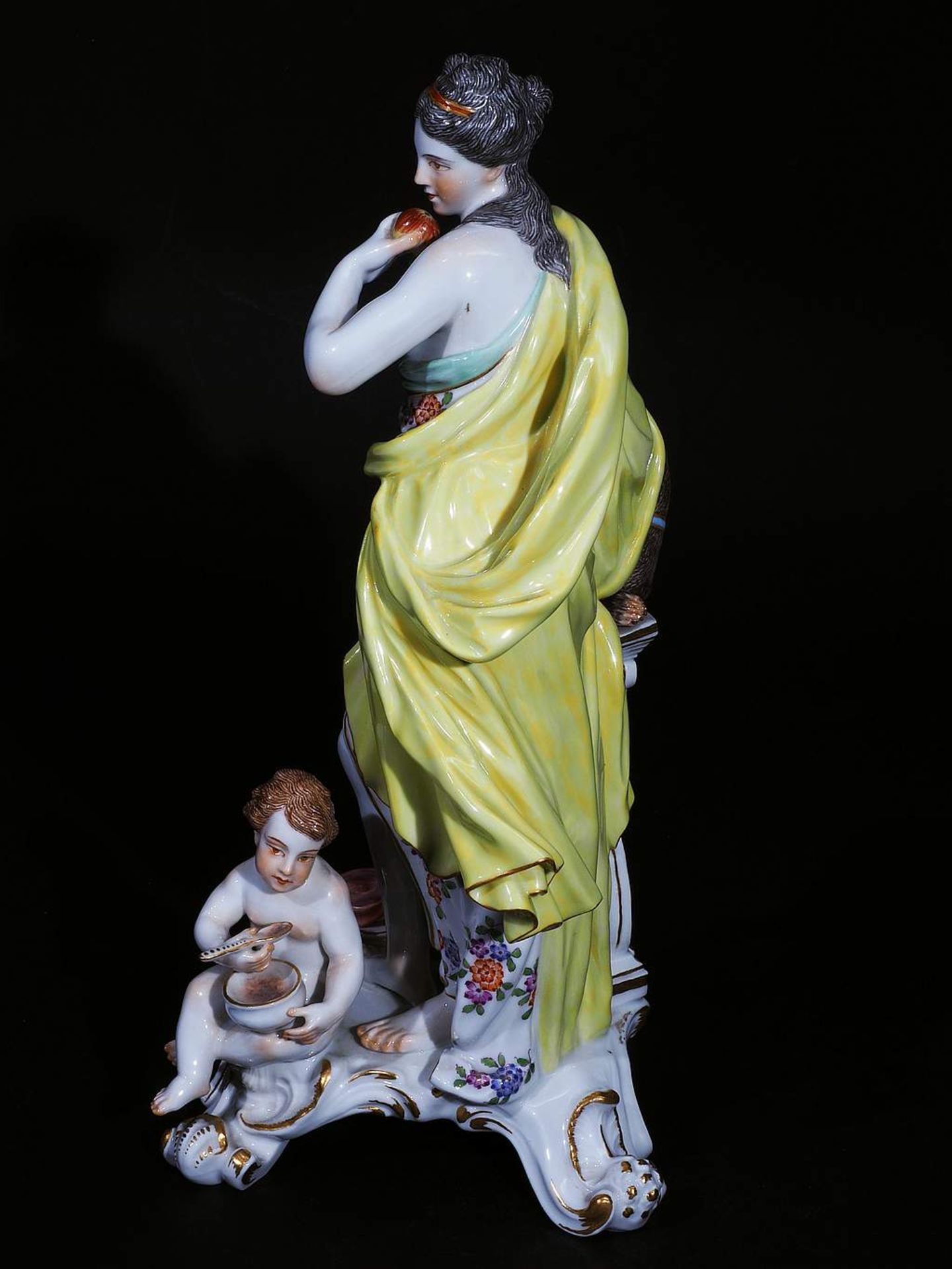 Große Figurengruppe "Der Geschmack". Entwurf J.F. Eberlein, 1745. MEISSEN Jahreszeichen 1963, 1.<b - Bild 6 aus 9