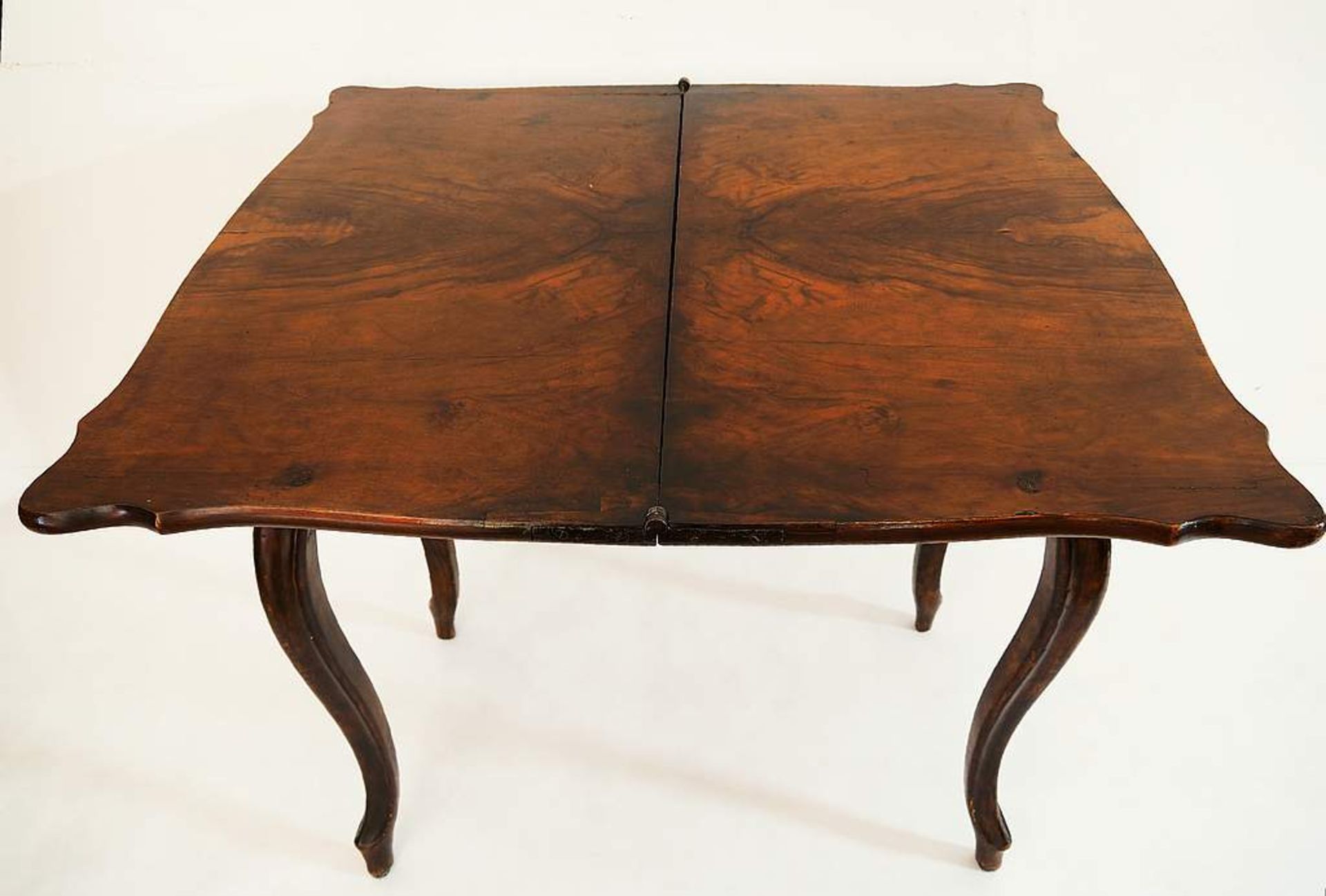 Spieltisch, um 1850, Nußbaum mit schöner Maserung. Auf vier geschwungenen hohen Beinen, dreh- und - Bild 4 aus 6