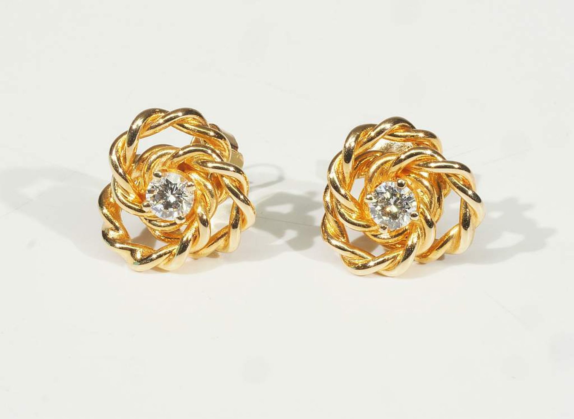 Paar Ohrstecker mit Brillanten (Tiffany & Co). Gefertigt aus 585er Gelbgold, beetzt mit zwei<br - Image 2 of 7