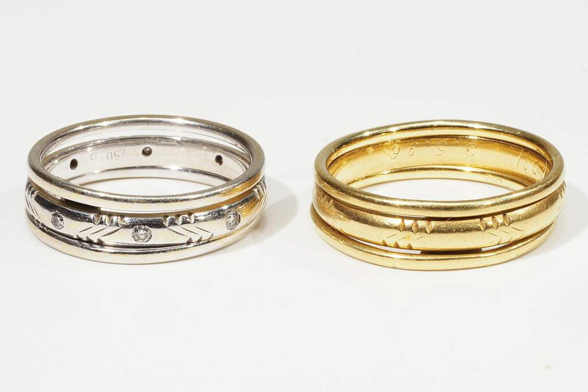 Paar Ringe. Gelb- und Weißgold. 750er Gold mit Innengravur, besetzt mit kleinen Diamanten. - Image 2 of 7