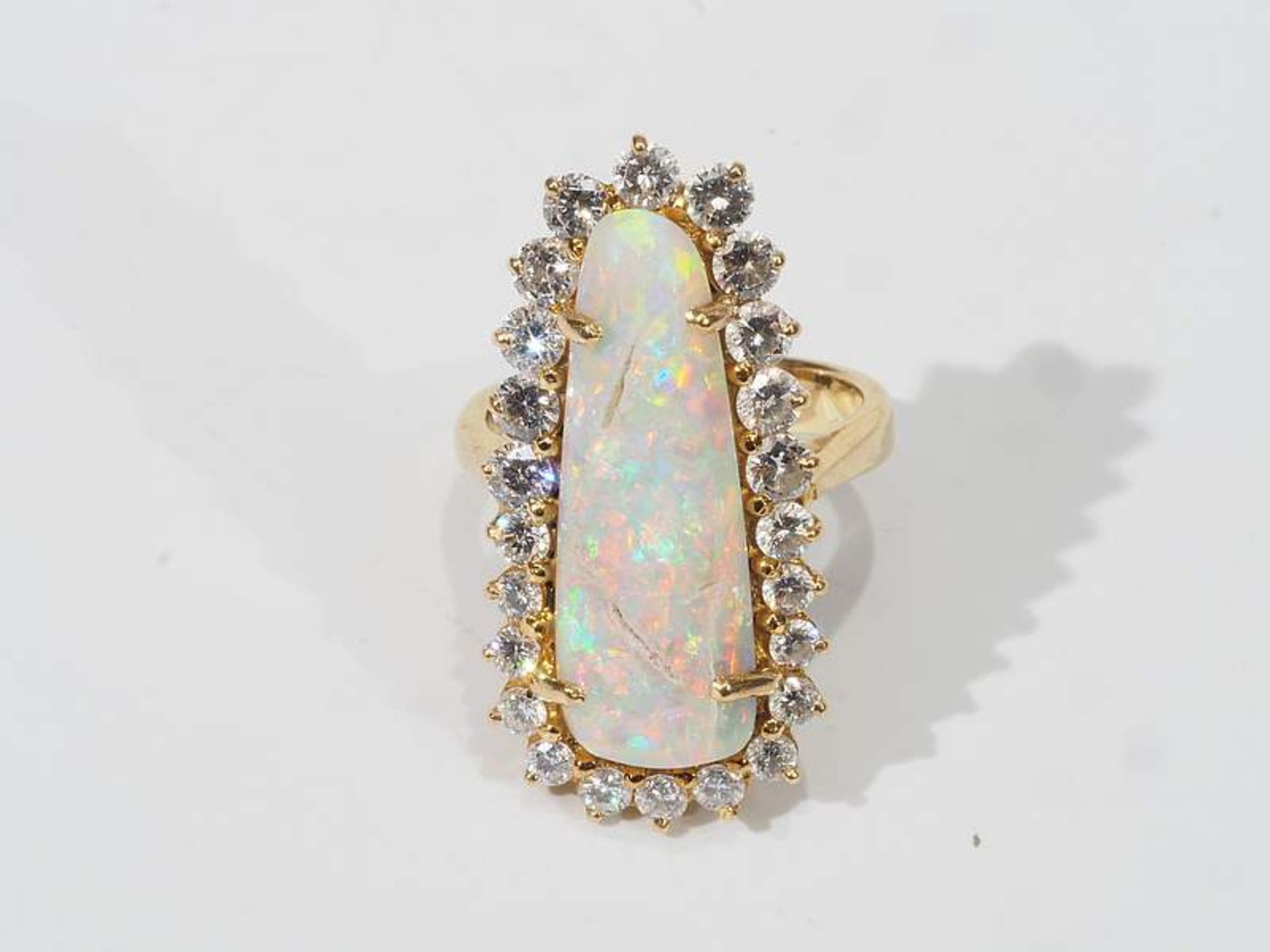 Ring, 750er Gelbgold, längsovaler Opal an zwei Stellen partiell rissig, umrandet mit zahlreichen<b - Image 4 of 7