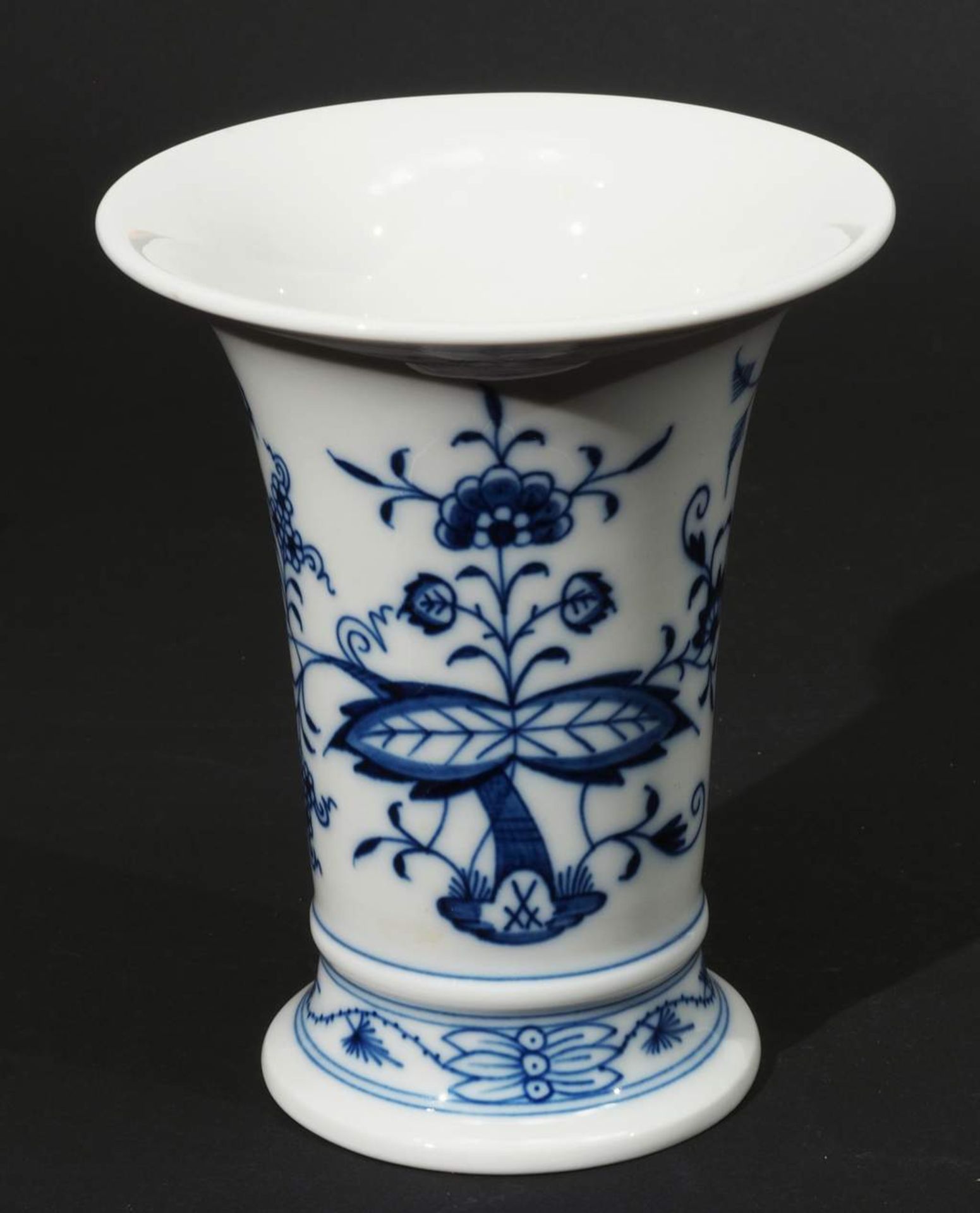 Vase. MEISSEN 1980, 1. Wahl. Kobaltblaue Unterglasurmalerei "Zwiebelmuster-Dekor". Vase in< - Bild 2 aus 6