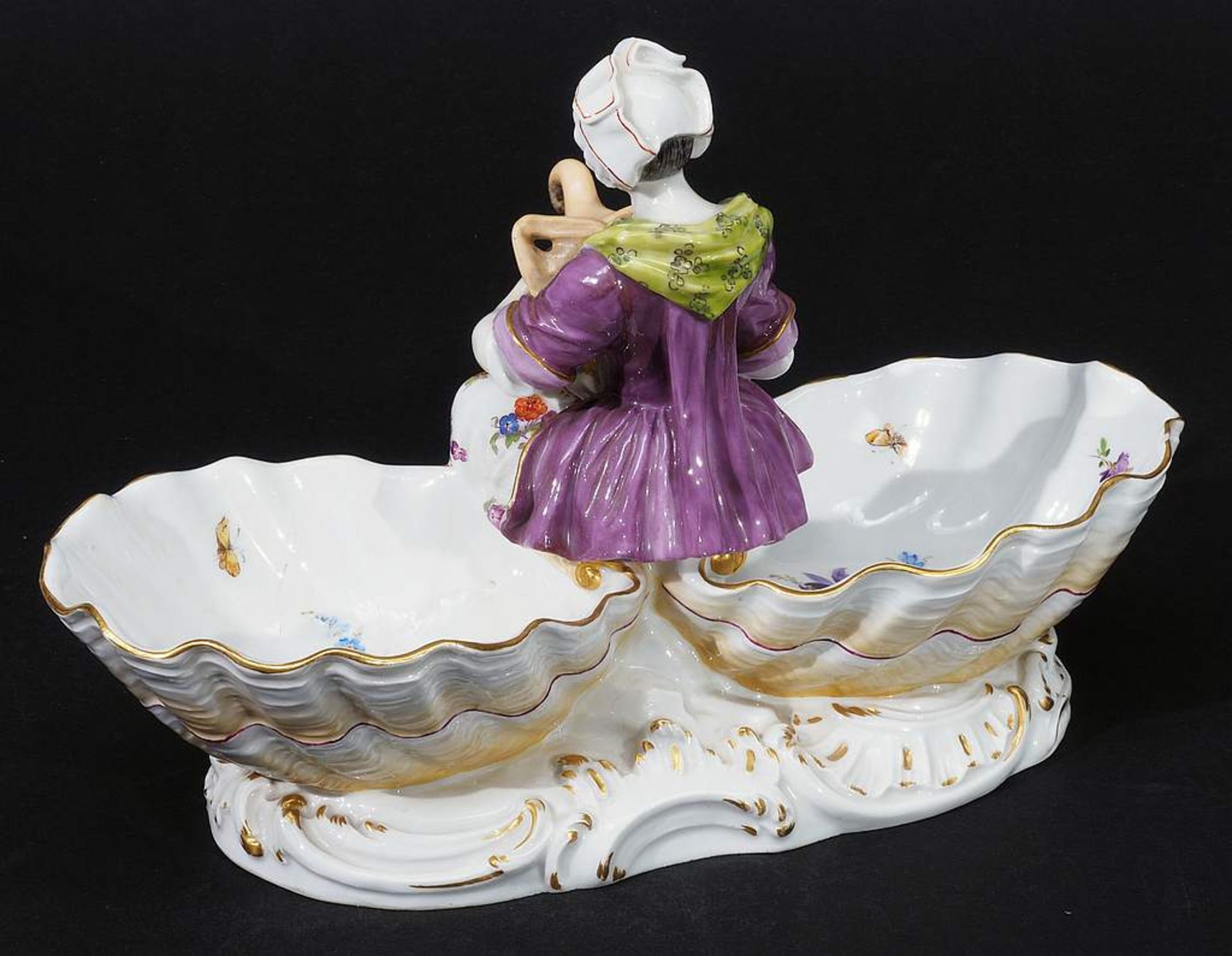 Figurenschale "Köchin". MEISSEN um 1860, Modellnummer C 81. Zwischen zwei Muschelschalen sitzende< - Bild 5 aus 9